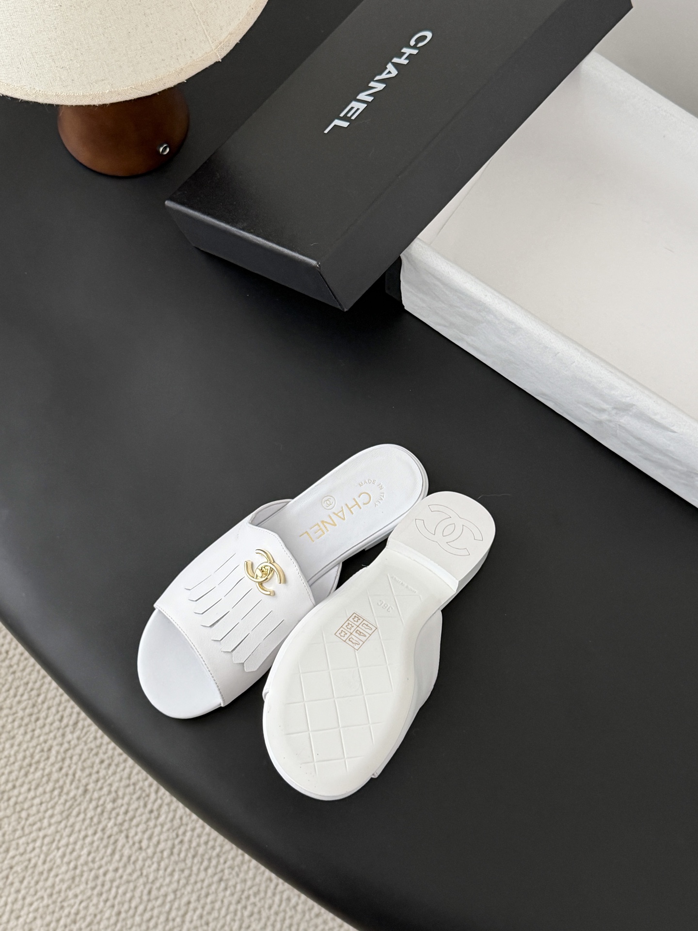 Chanel 26C新款流苏双C扣拖鞋回归的经典流苏设计 特别Vintage 复古味十足乐福鞋也长到了审