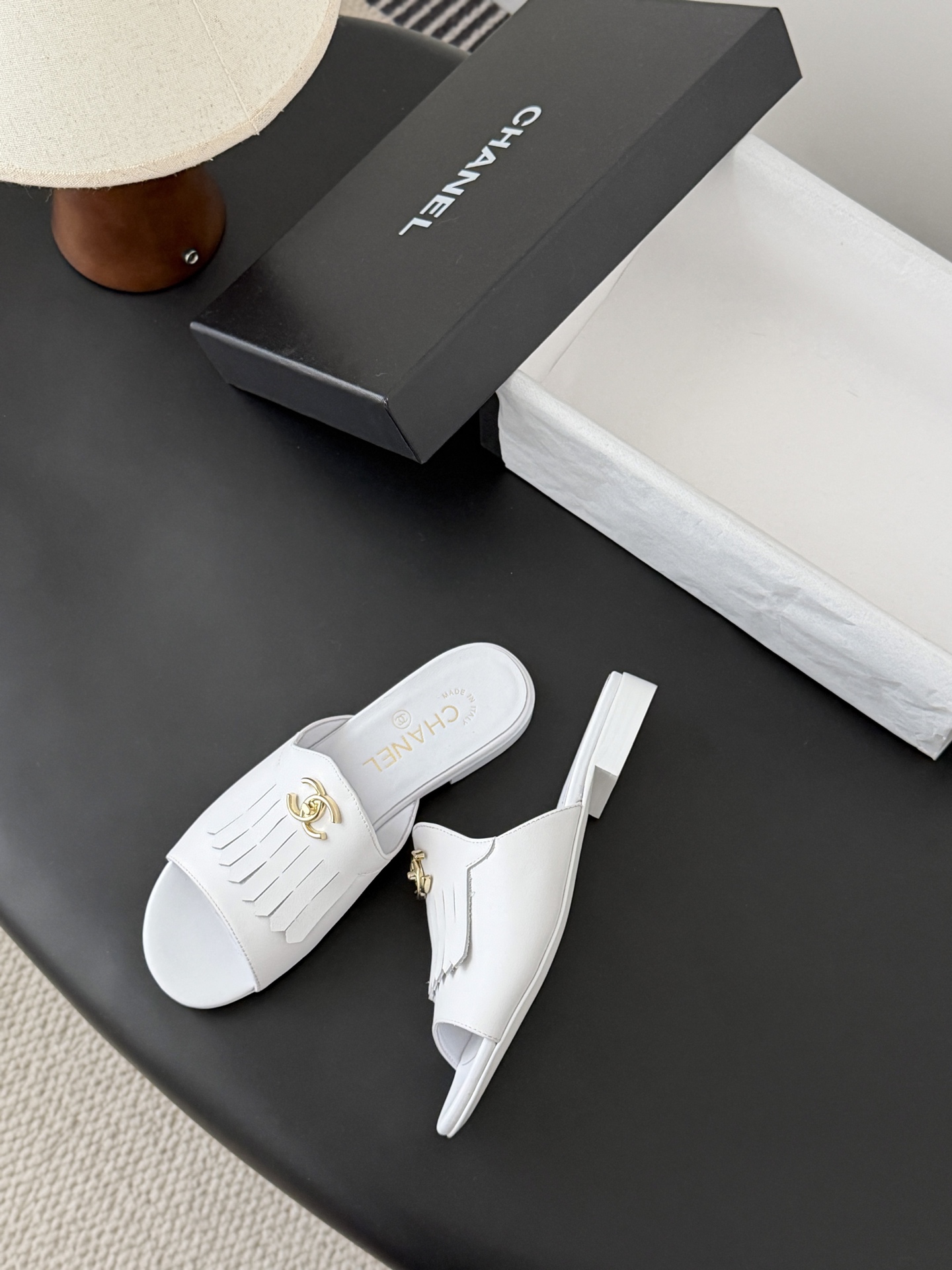 Chanel 26C新款流苏双C扣拖鞋回归的经典流苏设计 特别Vintage 复古味十足乐福鞋也长到了审