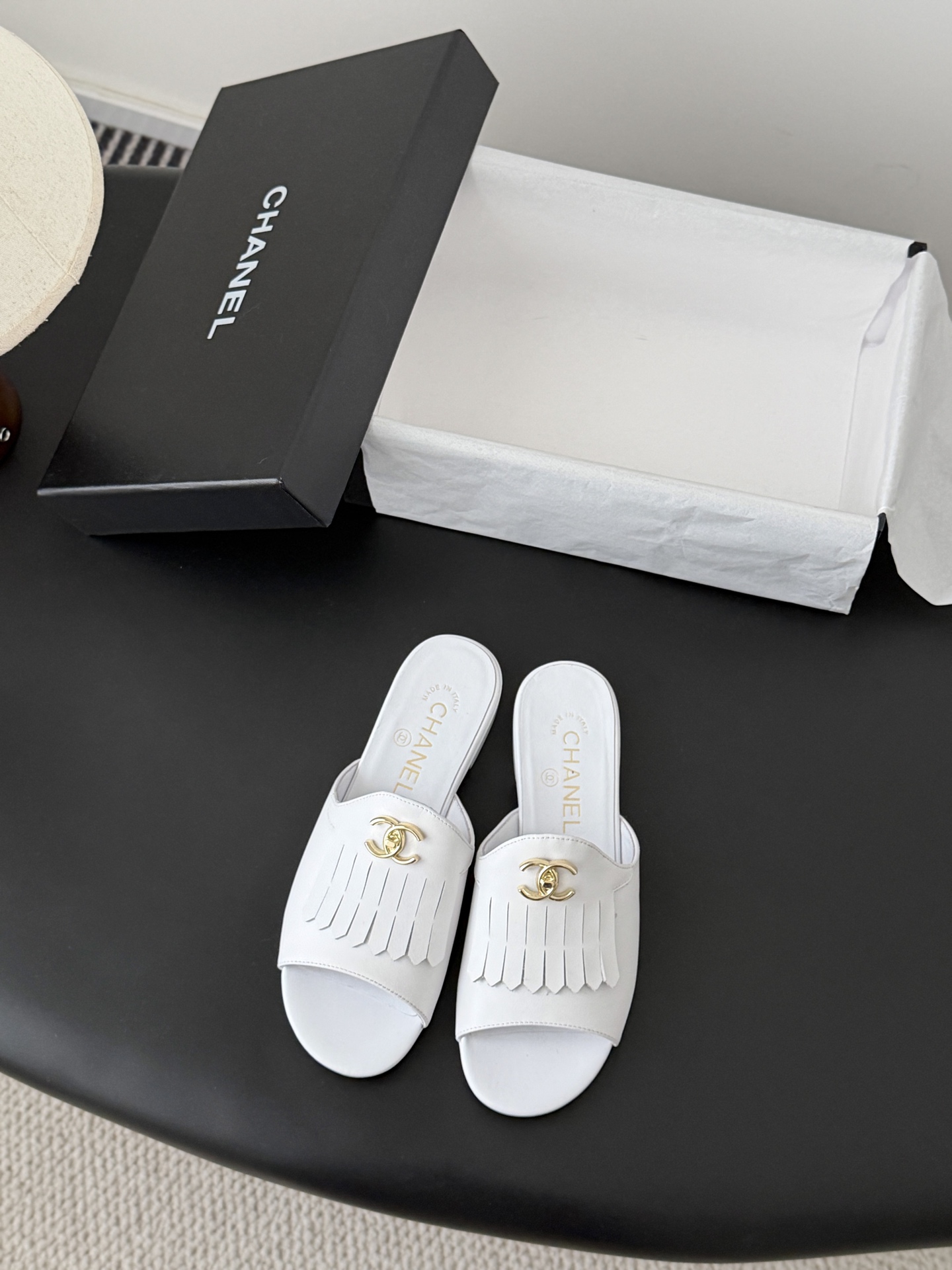 Chanel 26C新款流苏双C扣拖鞋回归的经典流苏设计 特别Vintage 复古味十足乐福鞋也长到了审