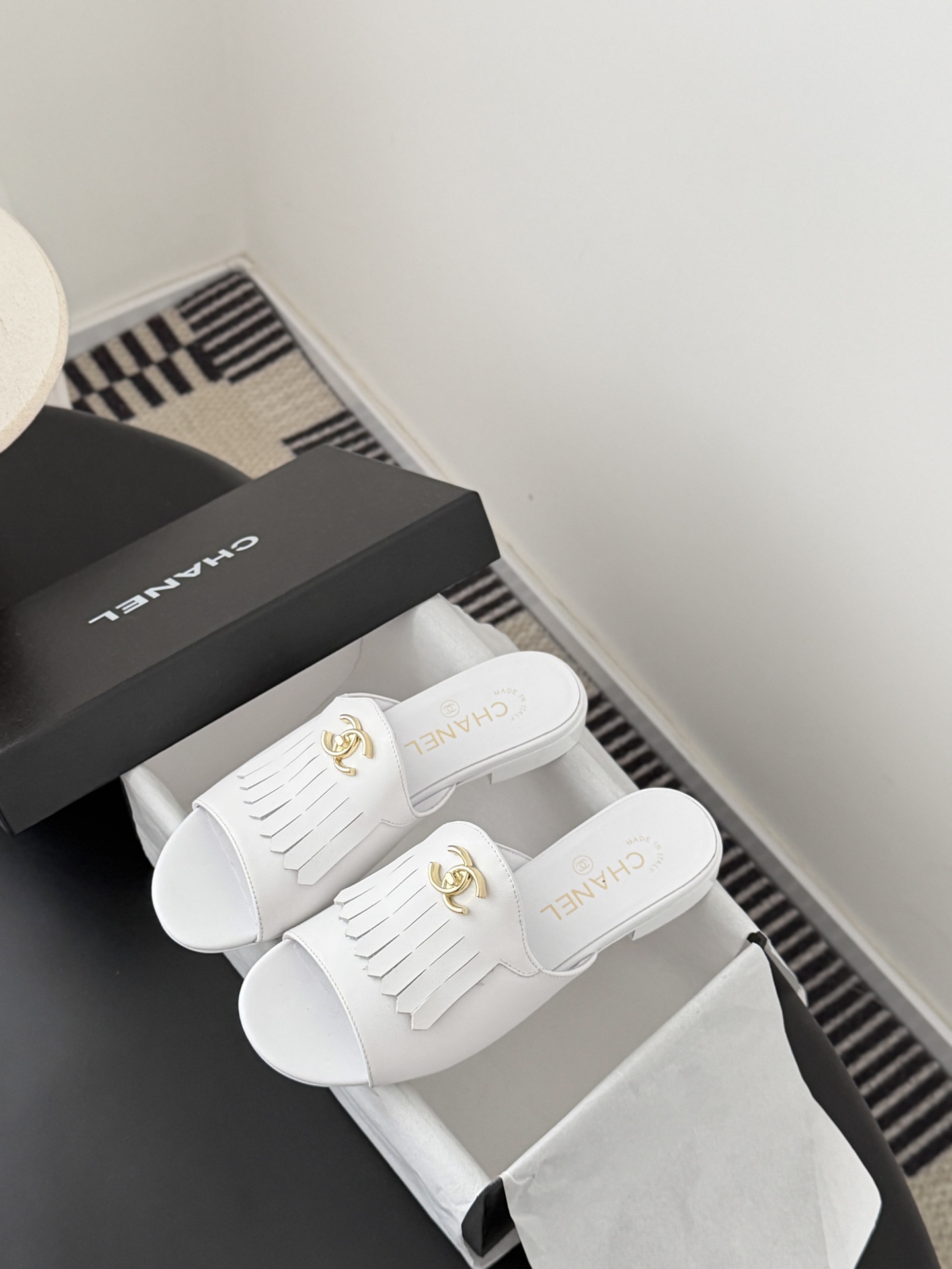 Chanel 26C新款流苏双C扣拖鞋回归的经典流苏设计 特别Vintage 复古味十足乐福鞋也长到了审