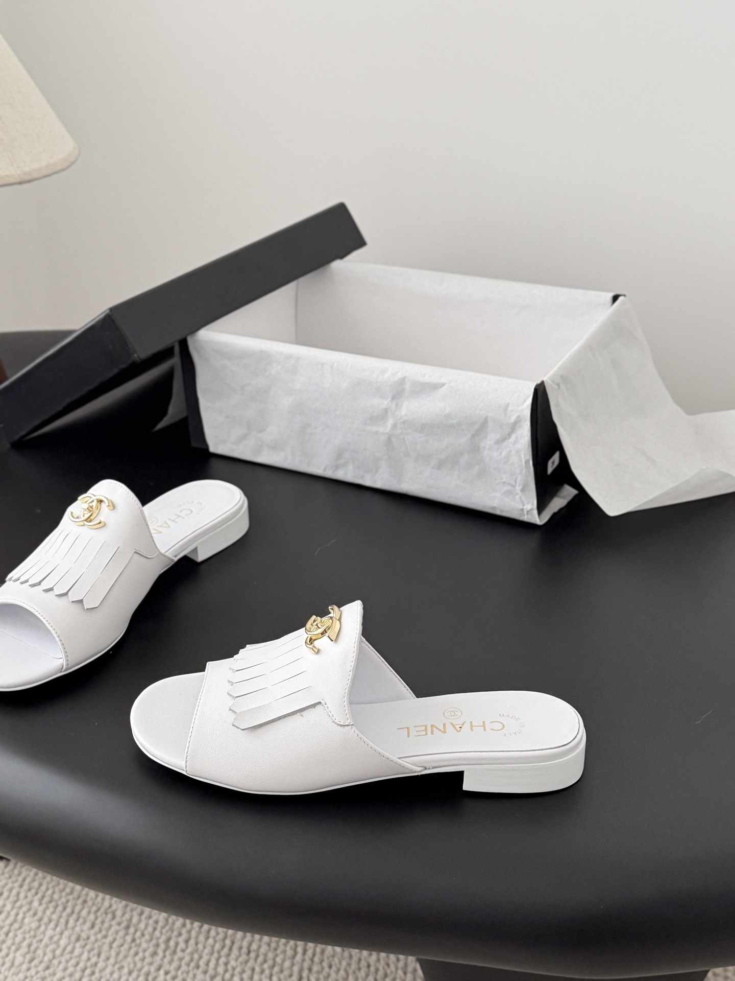 Chanel 26C新款流苏双C扣拖鞋回归的经典流苏设计 特别Vintage 复古味十足乐福鞋也长到了审