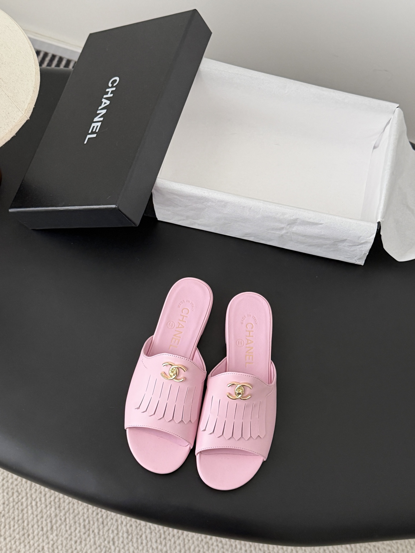 NO:721094,Chanel 26C new tassel double C buckle slippers, the return of the classic tassel design, special Vintage, full of retro flavor, loafers have also grown to aesthetics, cowhide leather upper, sheepskin lining, leather outsole, high heel flat/5cm Size: 35-39, other sizes are customized, slippers, chanel, loafers, slippers, cowhide, sheepskin, Leather soles19860909Chanel 26C新款流苏双C扣拖鞋 回归的经典流苏设计 特别Vintage 复古味十足 乐福鞋也长到了审美上 鞋面牛皮 内里羊皮 真皮大底 跟高平底/5cm Size:35-39 其他码数定做,拖鞋,chanel,loafers,slippers,cowhide,sheepskin,Leather soles,Women's Shoes