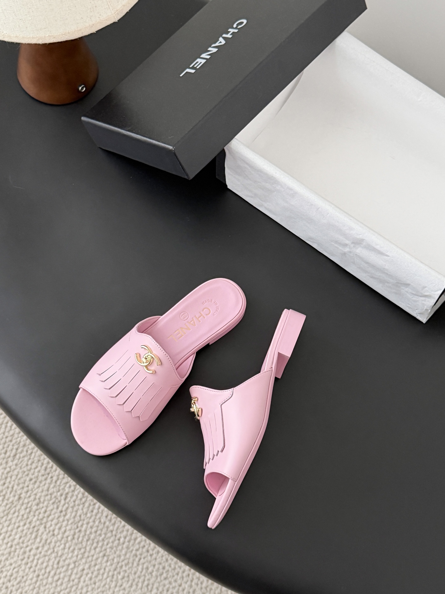 Chanel 26C新款流苏双C扣拖鞋回归的经典流苏设计 特别Vintage 复古味十足乐福鞋也长到了审