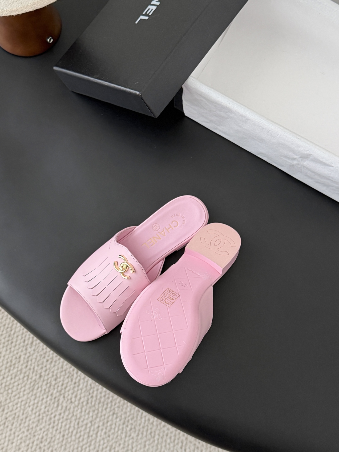 Chanel 26C新款流苏双C扣拖鞋回归的经典流苏设计 特别Vintage 复古味十足乐福鞋也长到了审