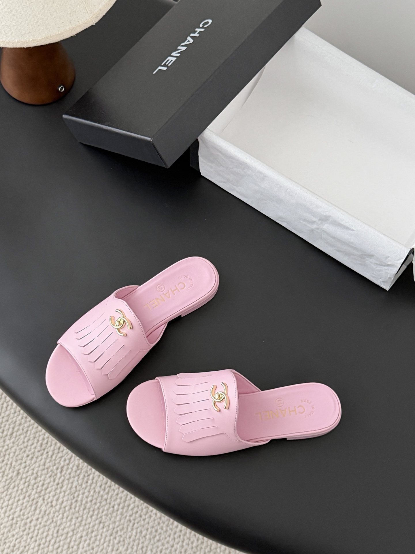 Chanel 26C新款流苏双C扣拖鞋回归的经典流苏设计 特别Vintage 复古味十足乐福鞋也长到了审