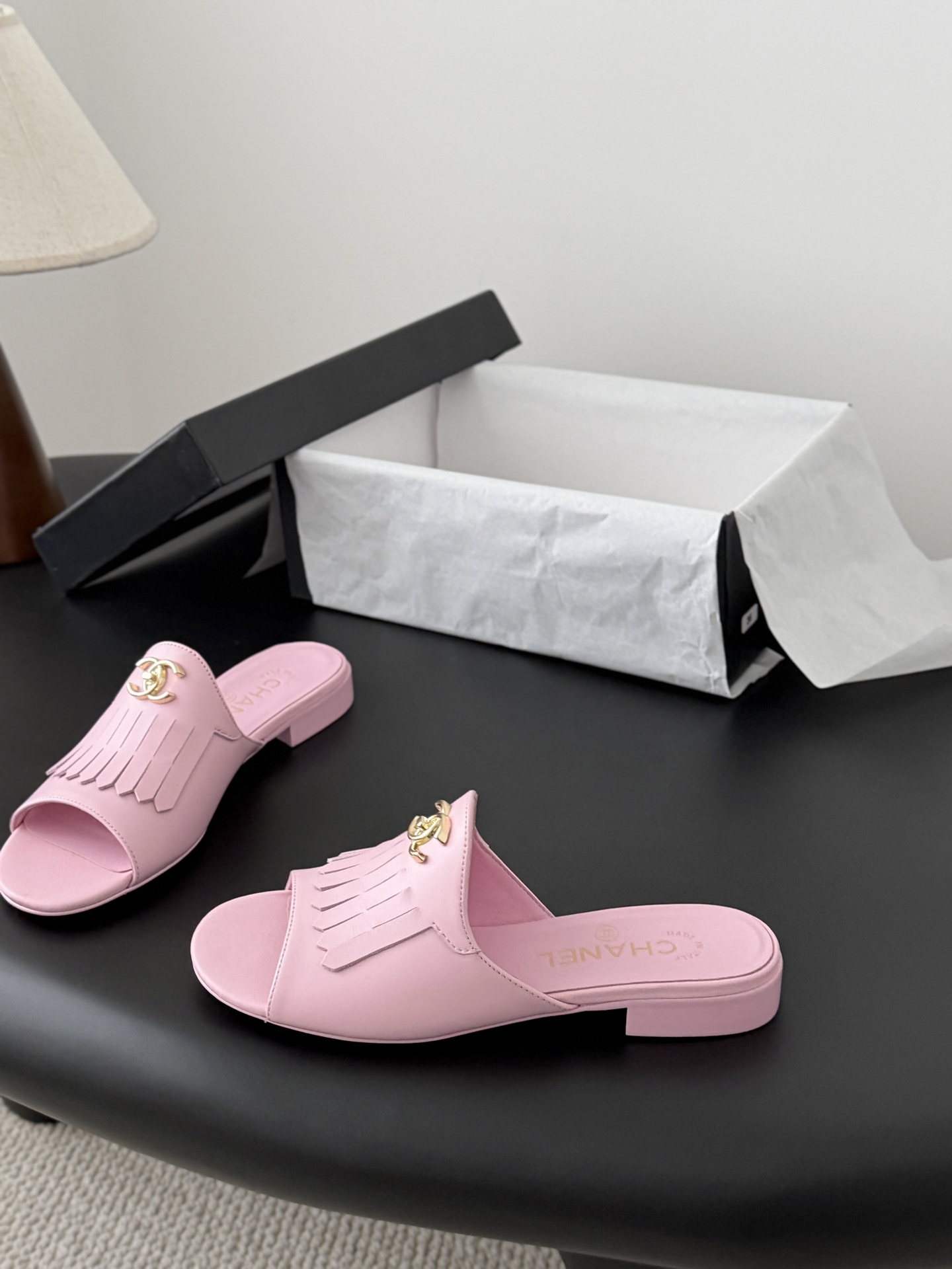 Chanel 26C新款流苏双C扣拖鞋回归的经典流苏设计 特别Vintage 复古味十足乐福鞋也长到了审