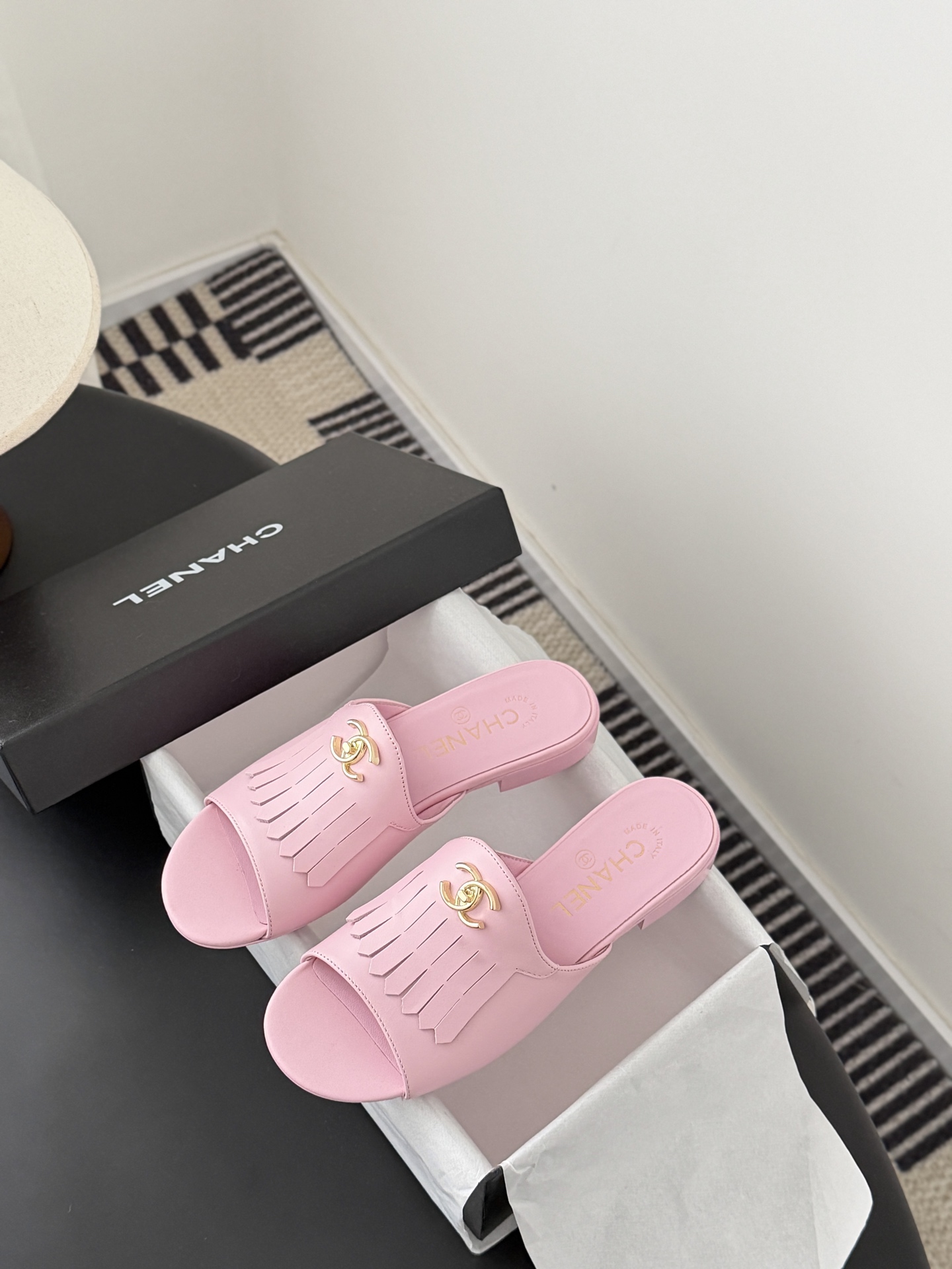 Chanel 26C新款流苏双C扣拖鞋回归的经典流苏设计 特别Vintage 复古味十足乐福鞋也长到了审