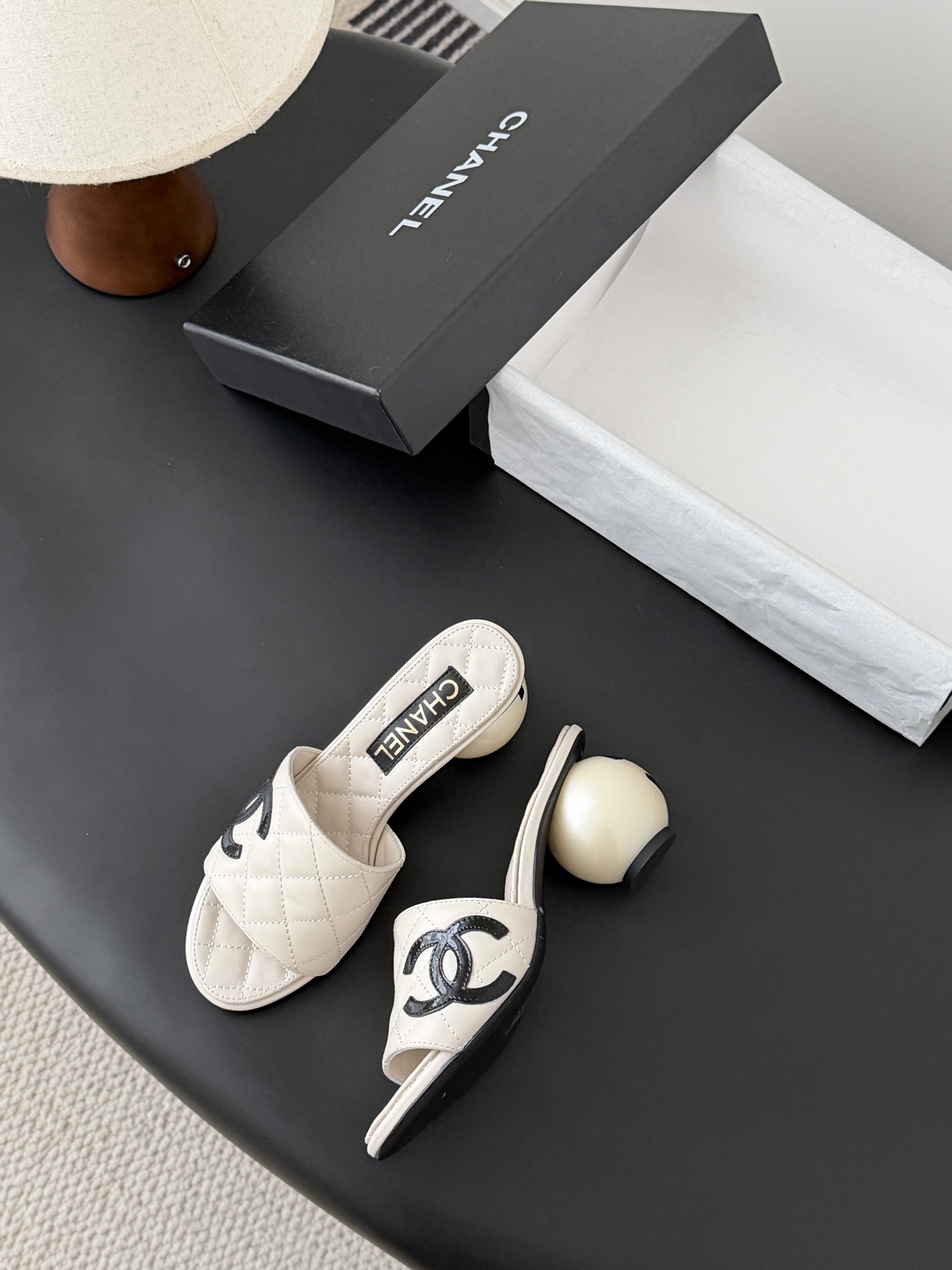 Chanel 26新款珍珠玛丽珍拖鞋皮料质感超好，上脚秀气～鞋面牛皮，内里羊皮，真皮大底！Size:35