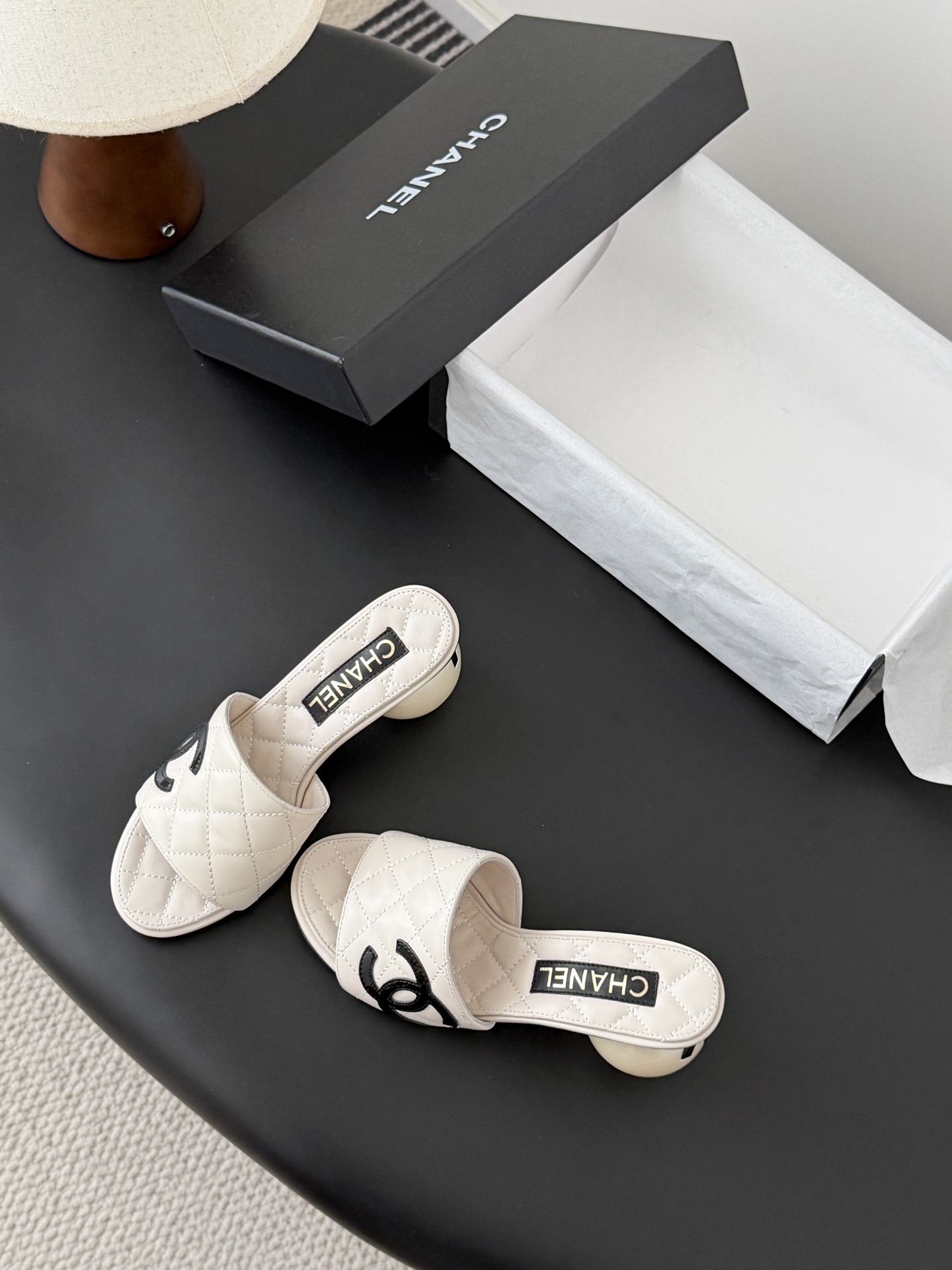 Chanel 26新款珍珠玛丽珍拖鞋皮料质感超好，上脚秀气～鞋面牛皮，内里羊皮，真皮大底！Size:35