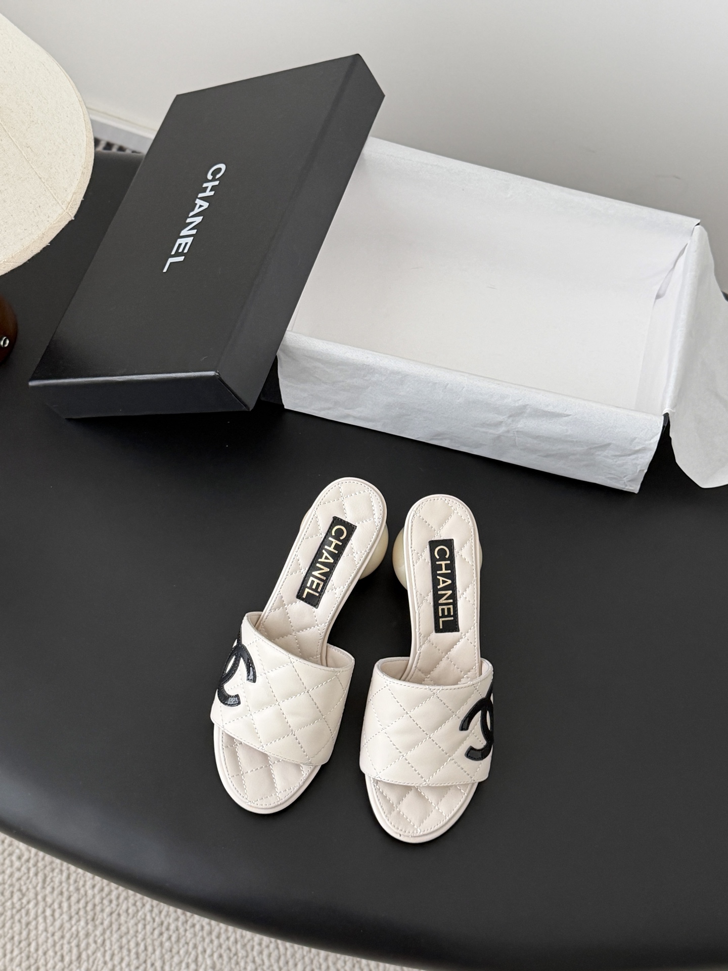 Chanel 26新款珍珠玛丽珍拖鞋皮料质感超好，上脚秀气～鞋面牛皮，内里羊皮，真皮大底！Size:35