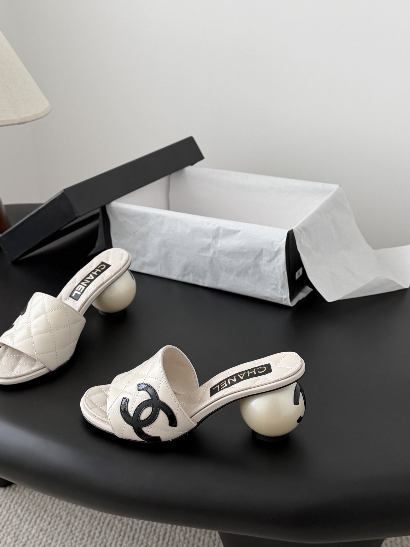 Chanel 26新款珍珠玛丽珍拖鞋皮料质感超好，上脚秀气～鞋面牛皮，内里羊皮，真皮大底！Size:35