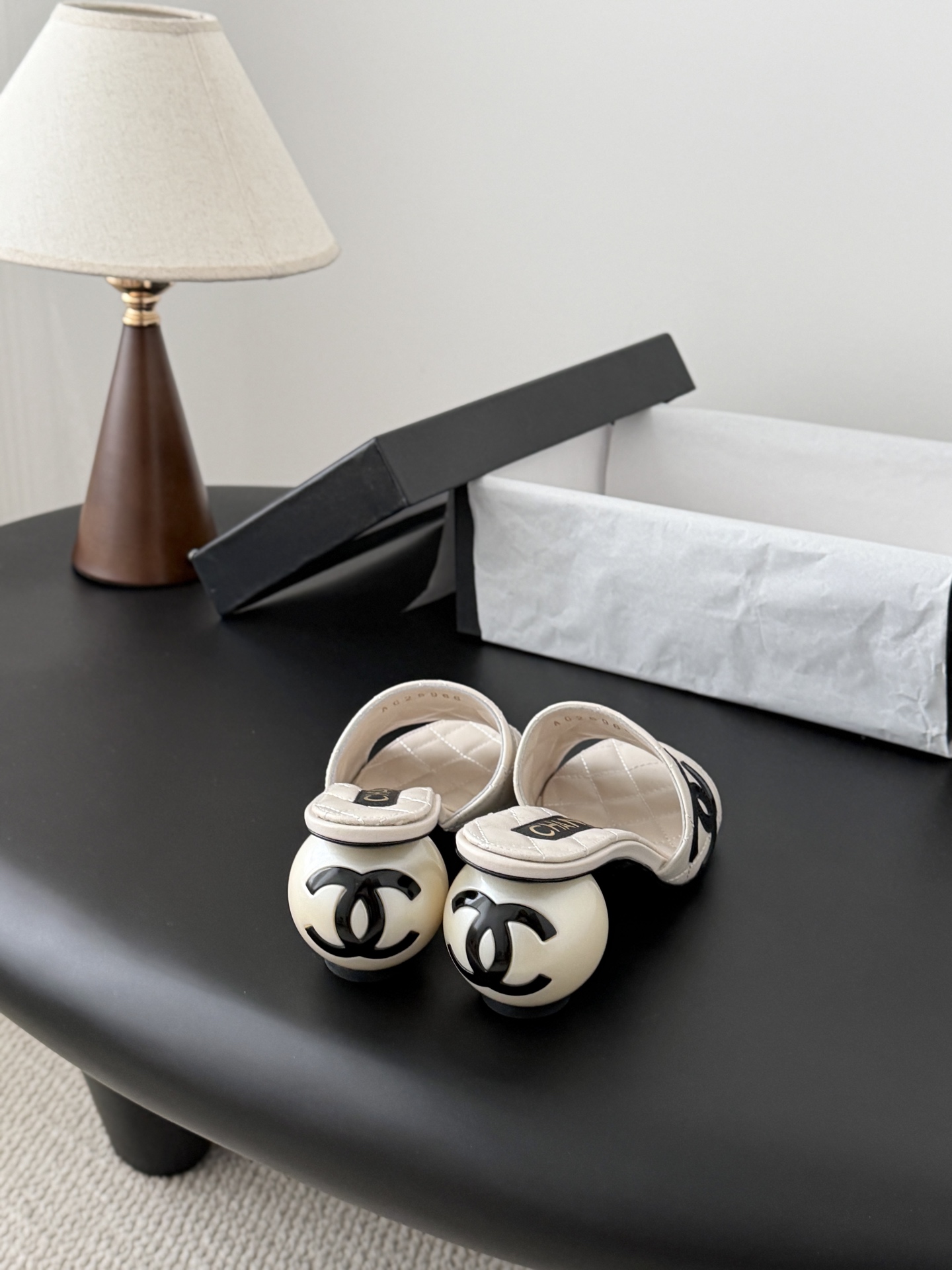 Chanel 26新款珍珠玛丽珍拖鞋皮料质感超好，上脚秀气～鞋面牛皮，内里羊皮，真皮大底！Size:35