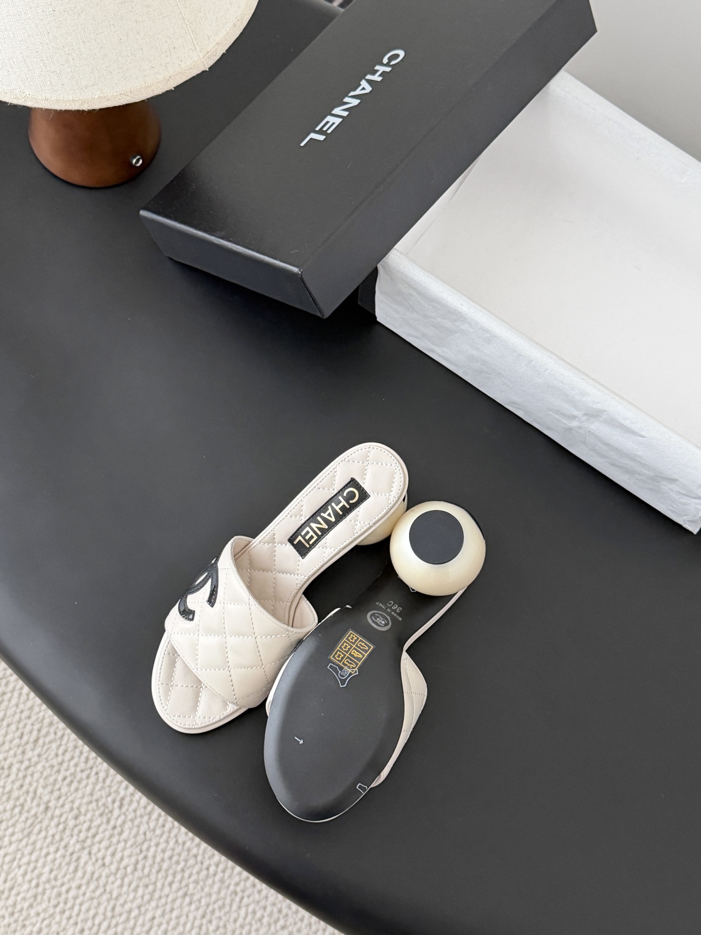 Chanel 26新款珍珠玛丽珍拖鞋皮料质感超好，上脚秀气～鞋面牛皮，内里羊皮，真皮大底！Size:35