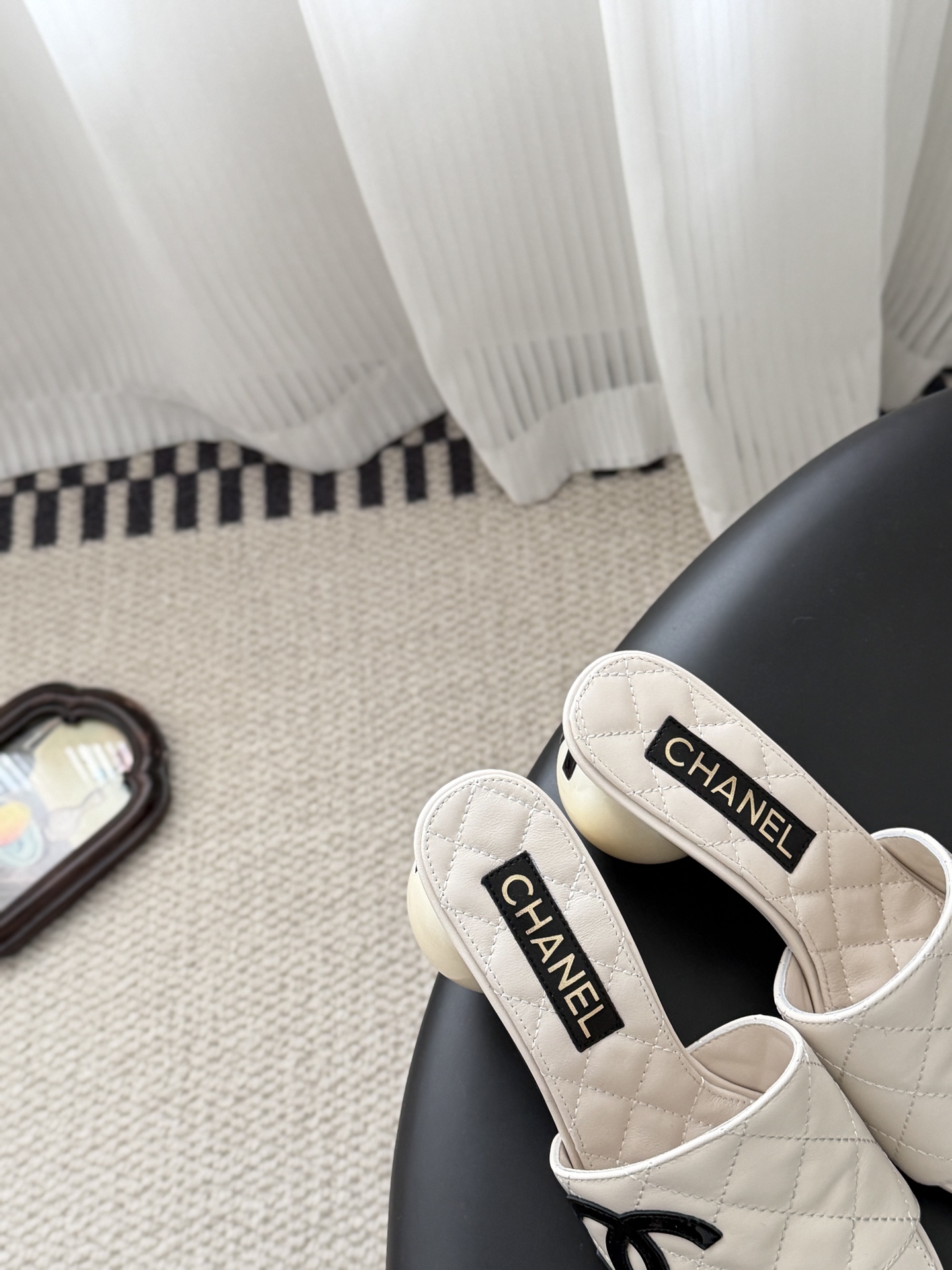 Chanel 26新款珍珠玛丽珍拖鞋皮料质感超好，上脚秀气～鞋面牛皮，内里羊皮，真皮大底！Size:35