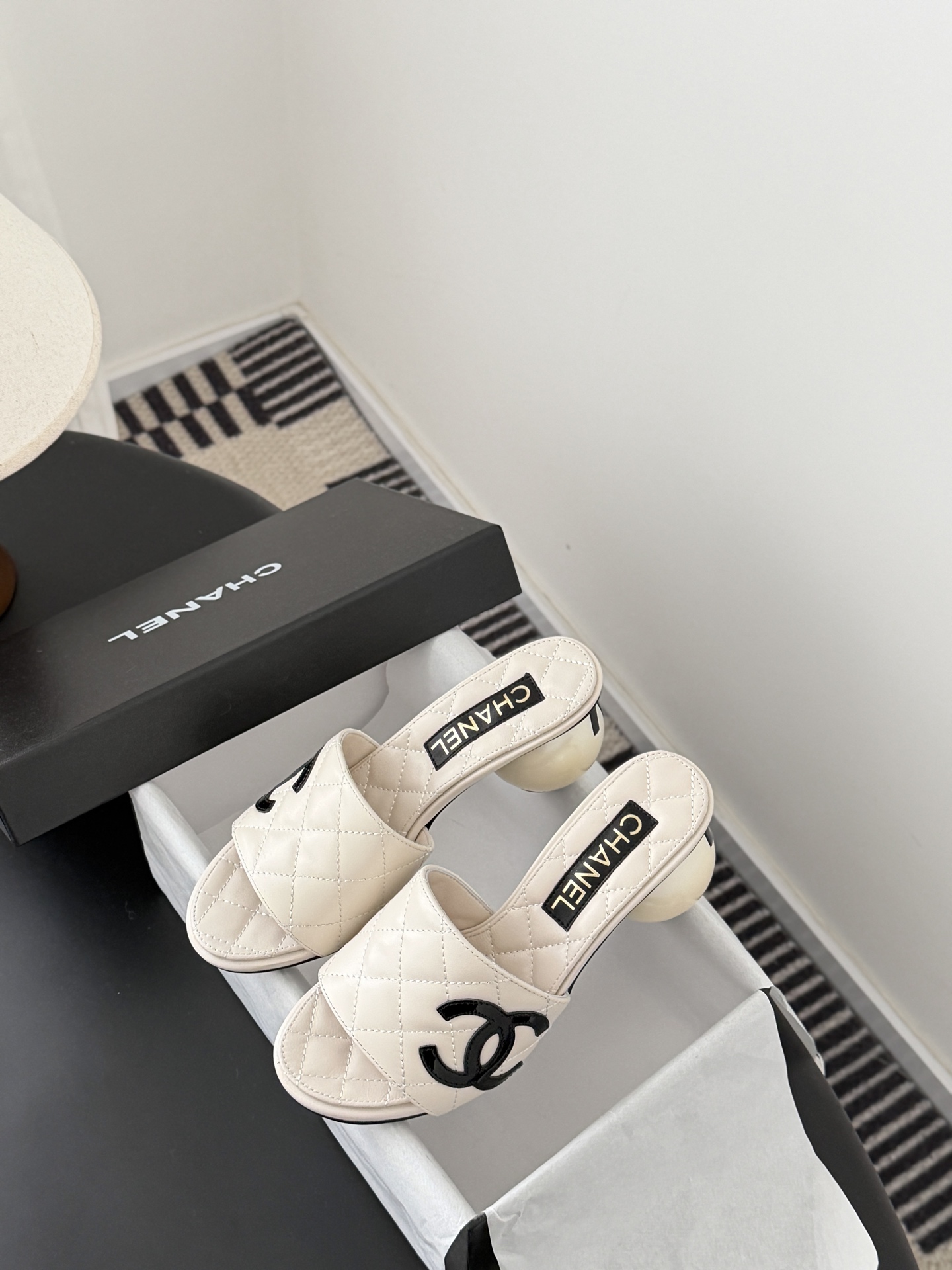 Chanel 26新款珍珠玛丽珍拖鞋皮料质感超好，上脚秀气～鞋面牛皮，内里羊皮，真皮大底！Size:35