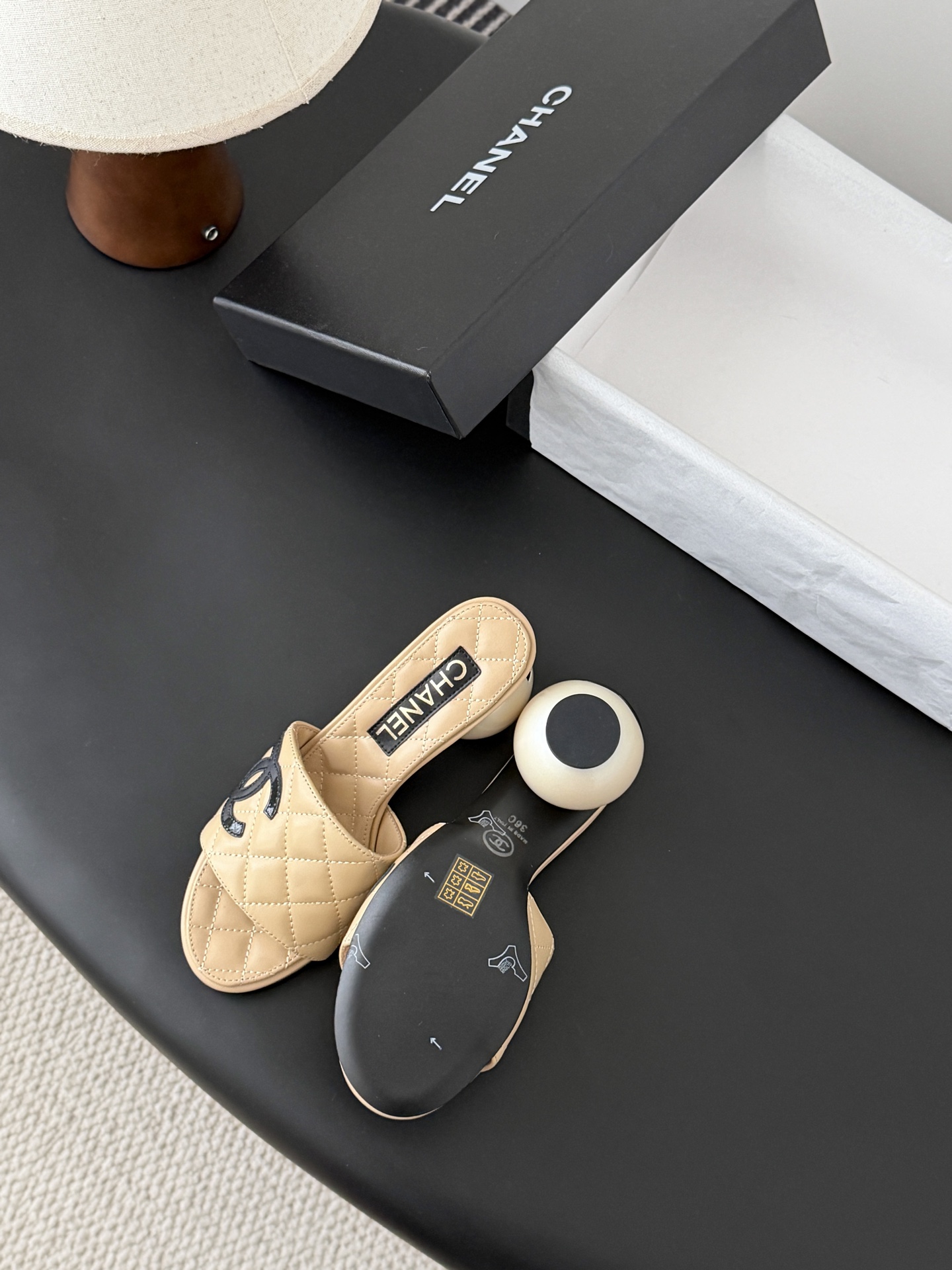 Chanel 26新款珍珠玛丽珍拖鞋皮料质感超好，上脚秀气～鞋面牛皮，内里羊皮，真皮大底！Size:35