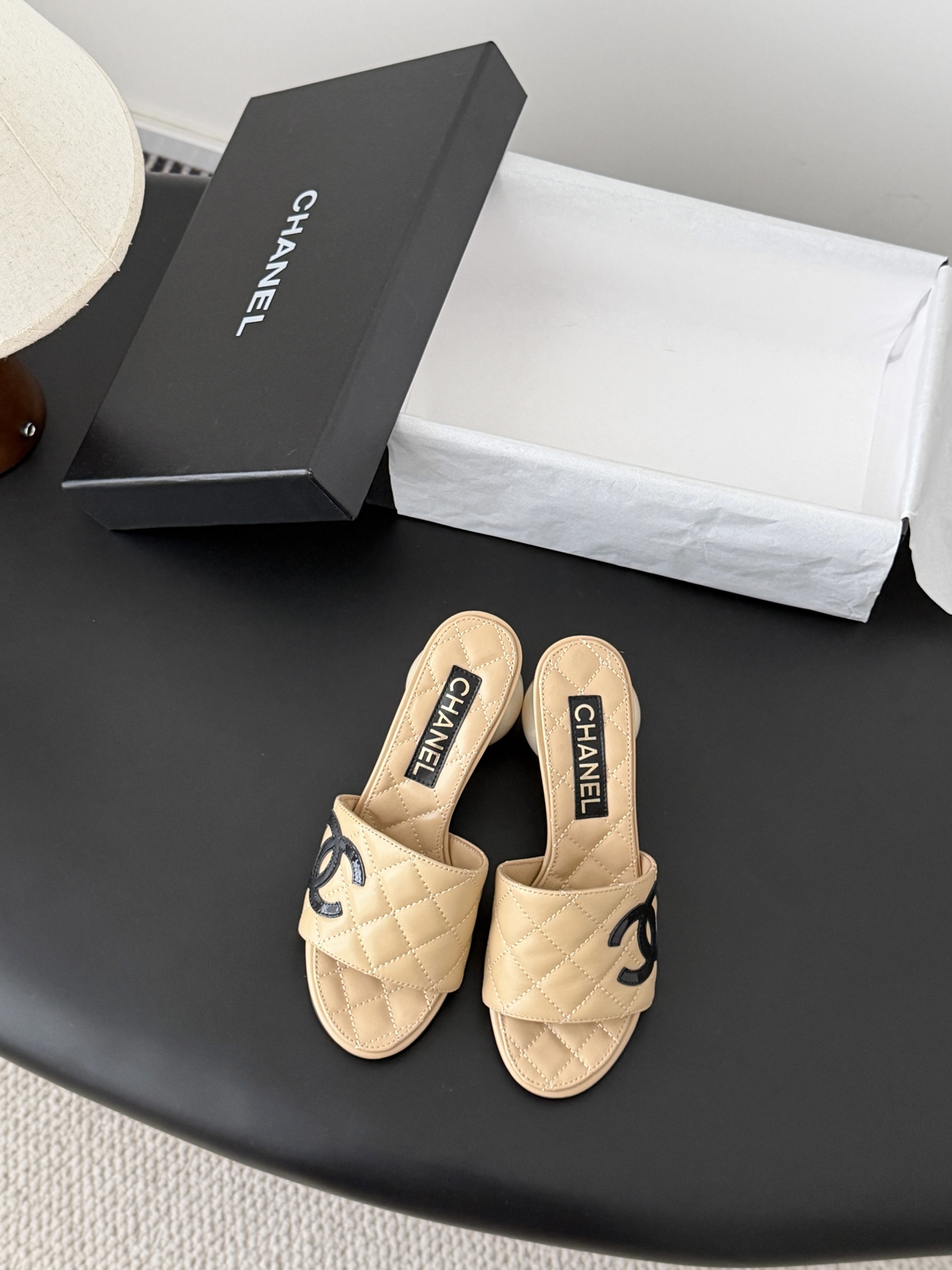 Chanel 26新款珍珠玛丽珍拖鞋皮料质感超好，上脚秀气～鞋面牛皮，内里羊皮，真皮大底！Size:35