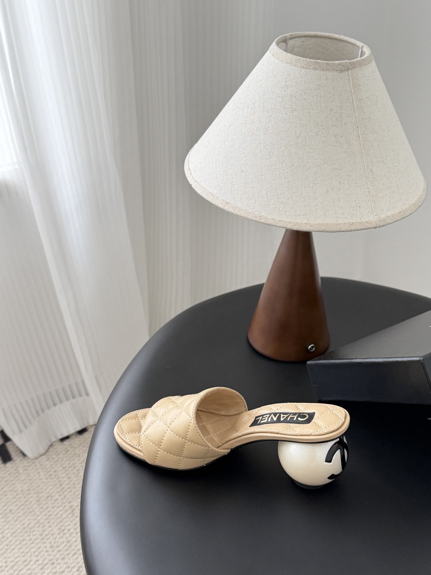 Chanel 26新款珍珠玛丽珍拖鞋皮料质感超好，上脚秀气～鞋面牛皮，内里羊皮，真皮大底！Size:35