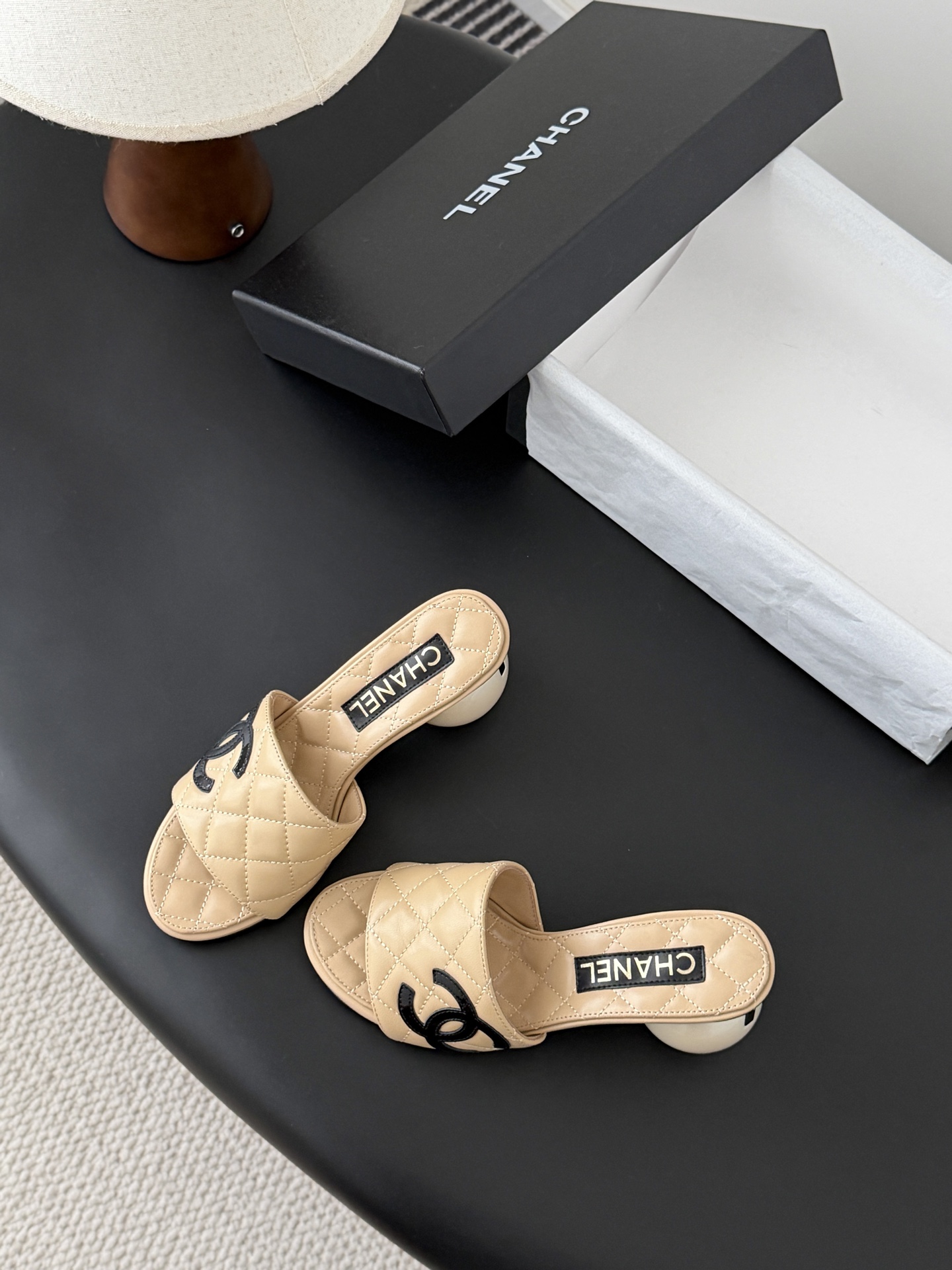 Chanel 26新款珍珠玛丽珍拖鞋皮料质感超好，上脚秀气～鞋面牛皮，内里羊皮，真皮大底！Size:35