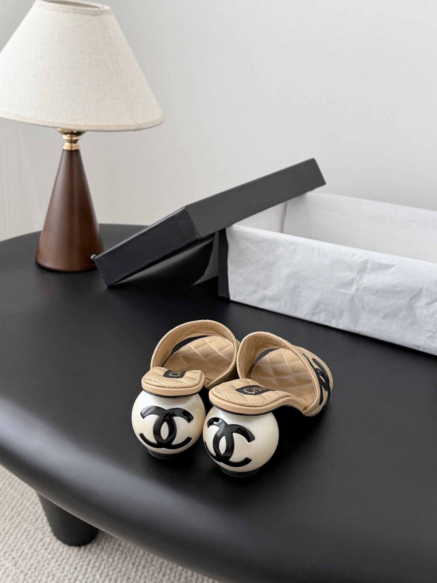 Chanel 26新款珍珠玛丽珍拖鞋皮料质感超好，上脚秀气～鞋面牛皮，内里羊皮，真皮大底！Size:35