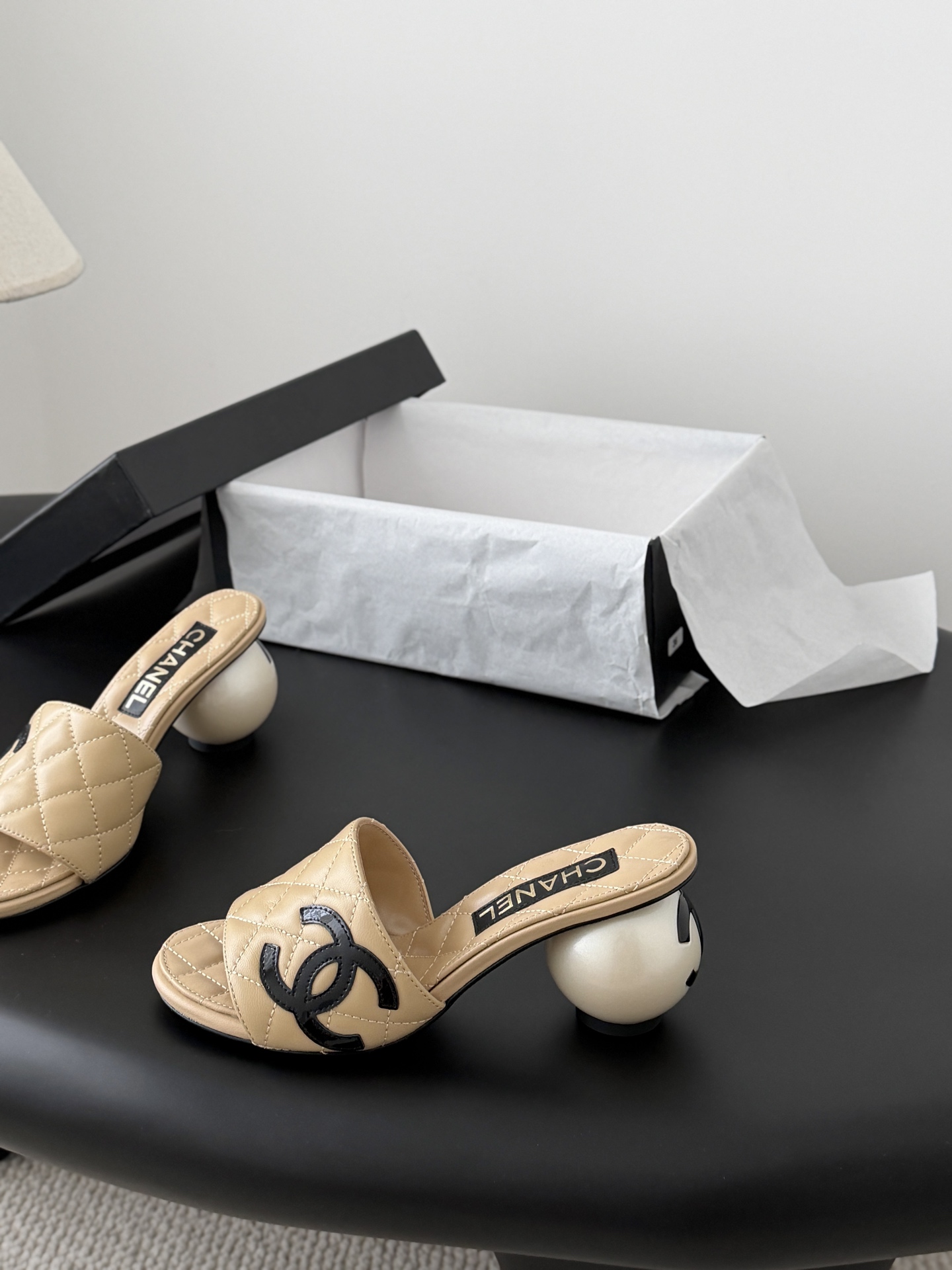 Chanel 26新款珍珠玛丽珍拖鞋皮料质感超好，上脚秀气～鞋面牛皮，内里羊皮，真皮大底！Size:35