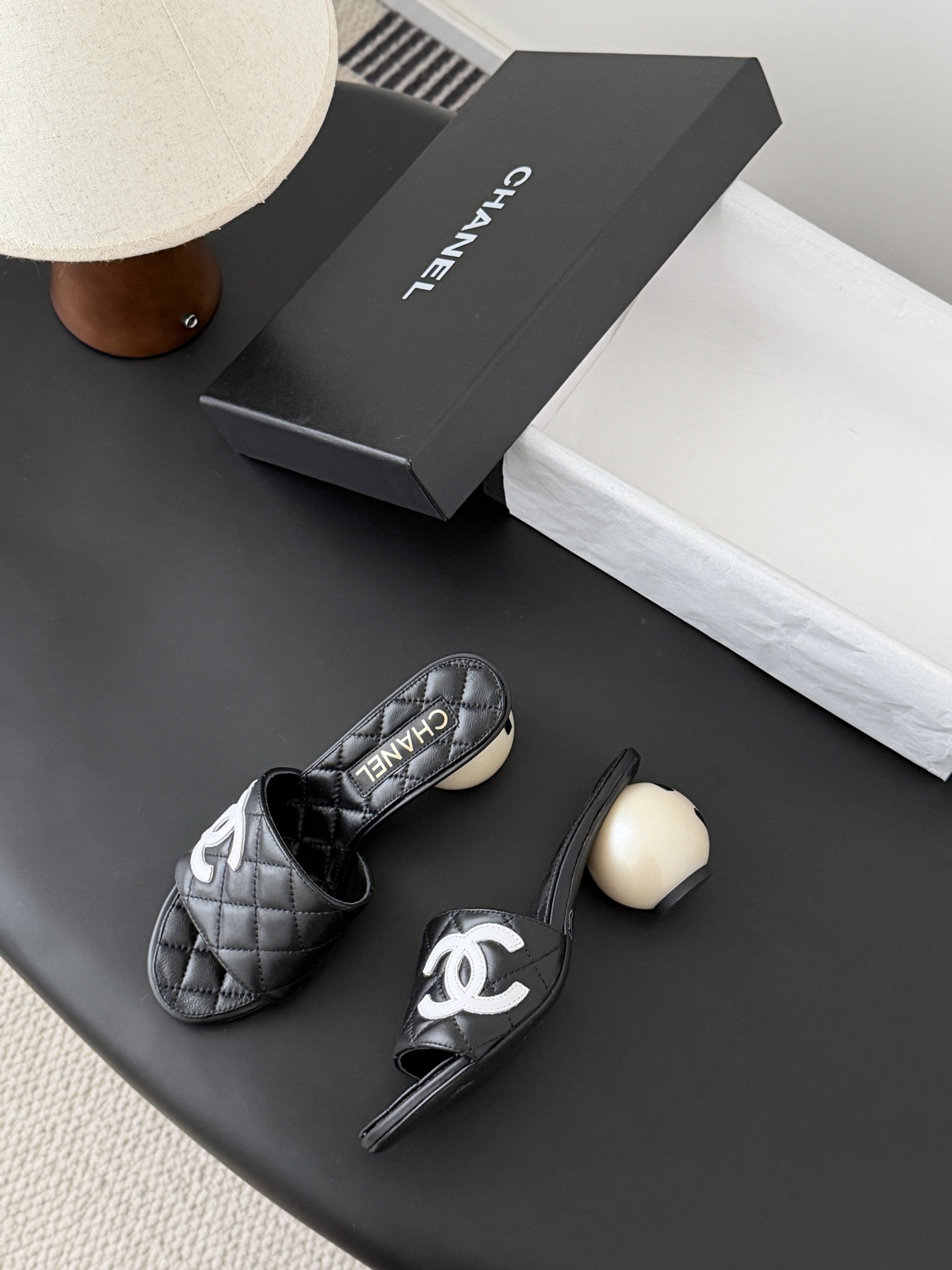 Chanel 26新款珍珠玛丽珍拖鞋皮料质感超好，上脚秀气～鞋面牛皮，内里羊皮，真皮大底！Size:35