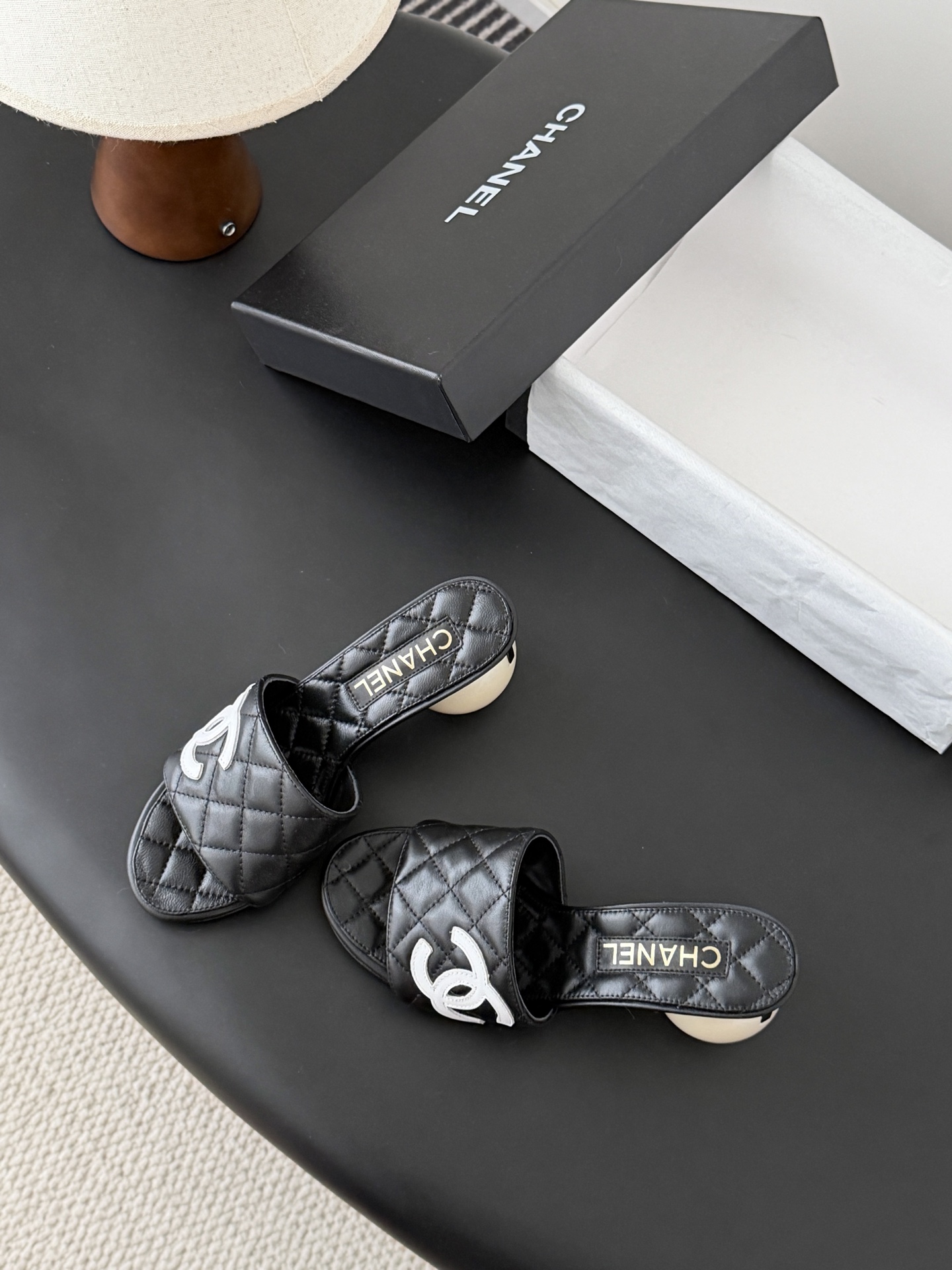 Chanel 26新款珍珠玛丽珍拖鞋皮料质感超好，上脚秀气～鞋面牛皮，内里羊皮，真皮大底！Size:35