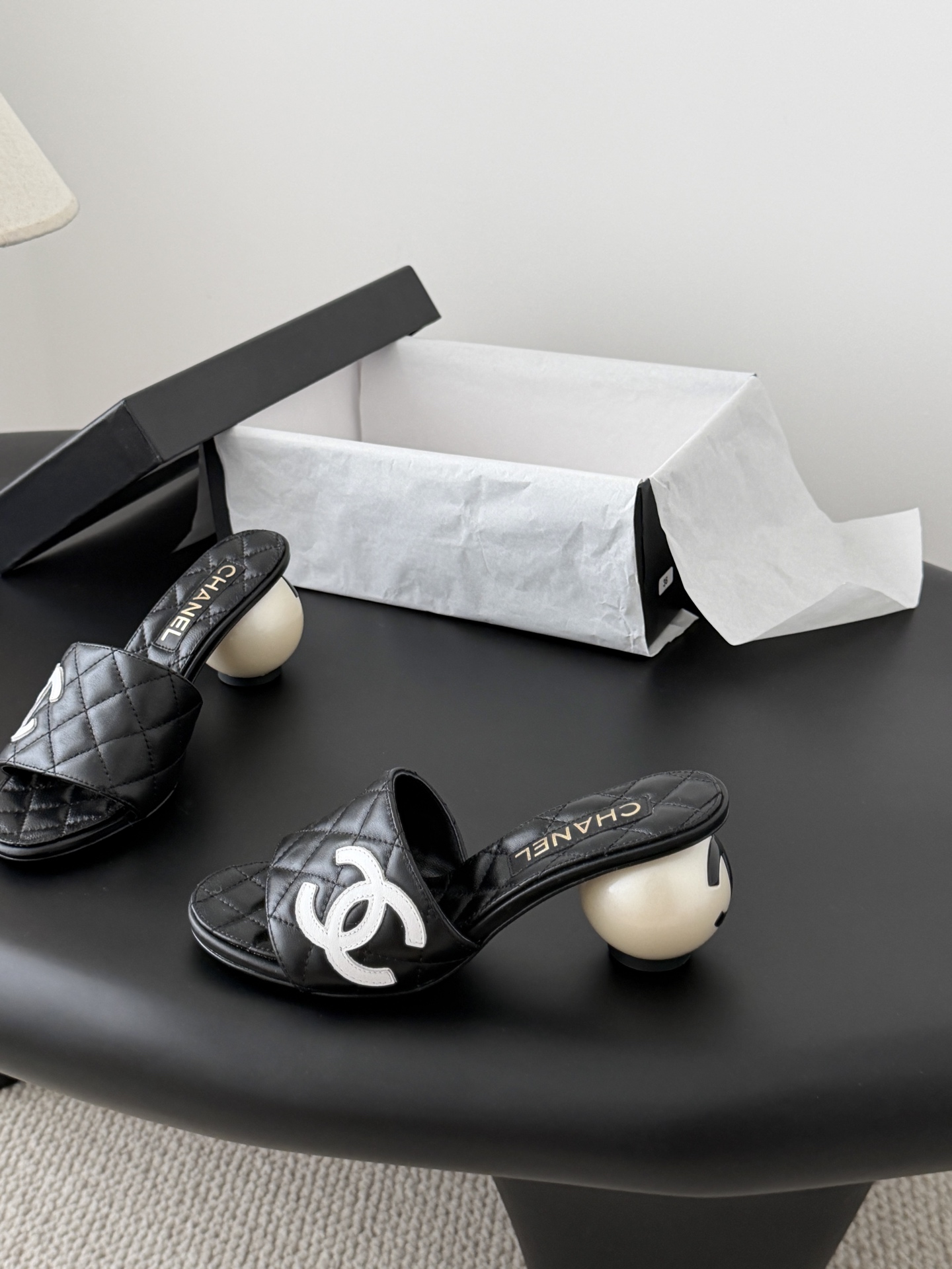 Chanel 26新款珍珠玛丽珍拖鞋皮料质感超好，上脚秀气～鞋面牛皮，内里羊皮，真皮大底！Size:35