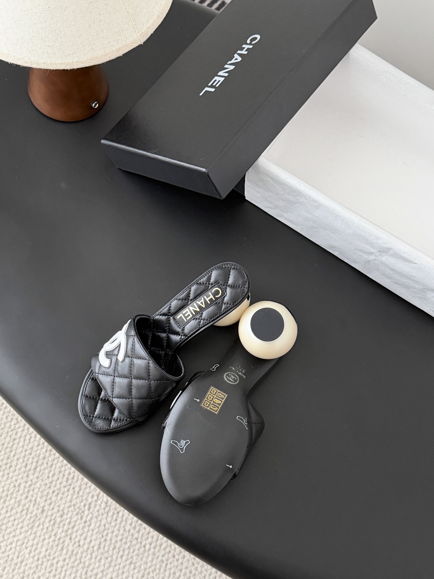 Chanel 26新款珍珠玛丽珍拖鞋皮料质感超好，上脚秀气～鞋面牛皮，内里羊皮，真皮大底！Size:35