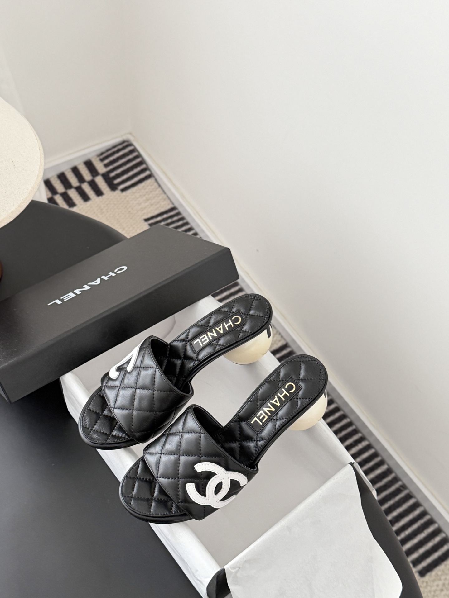 Chanel 26新款珍珠玛丽珍拖鞋皮料质感超好，上脚秀气～鞋面牛皮，内里羊皮，真皮大底！Size:35