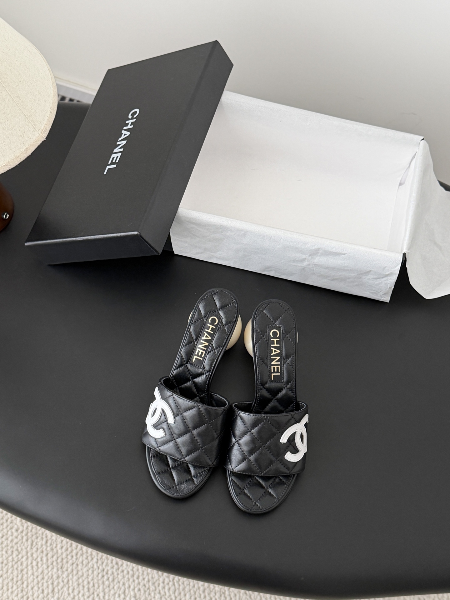 Chanel 26新款珍珠玛丽珍拖鞋皮料质感超好，上脚秀气～鞋面牛皮，内里羊皮，真皮大底！Size:35