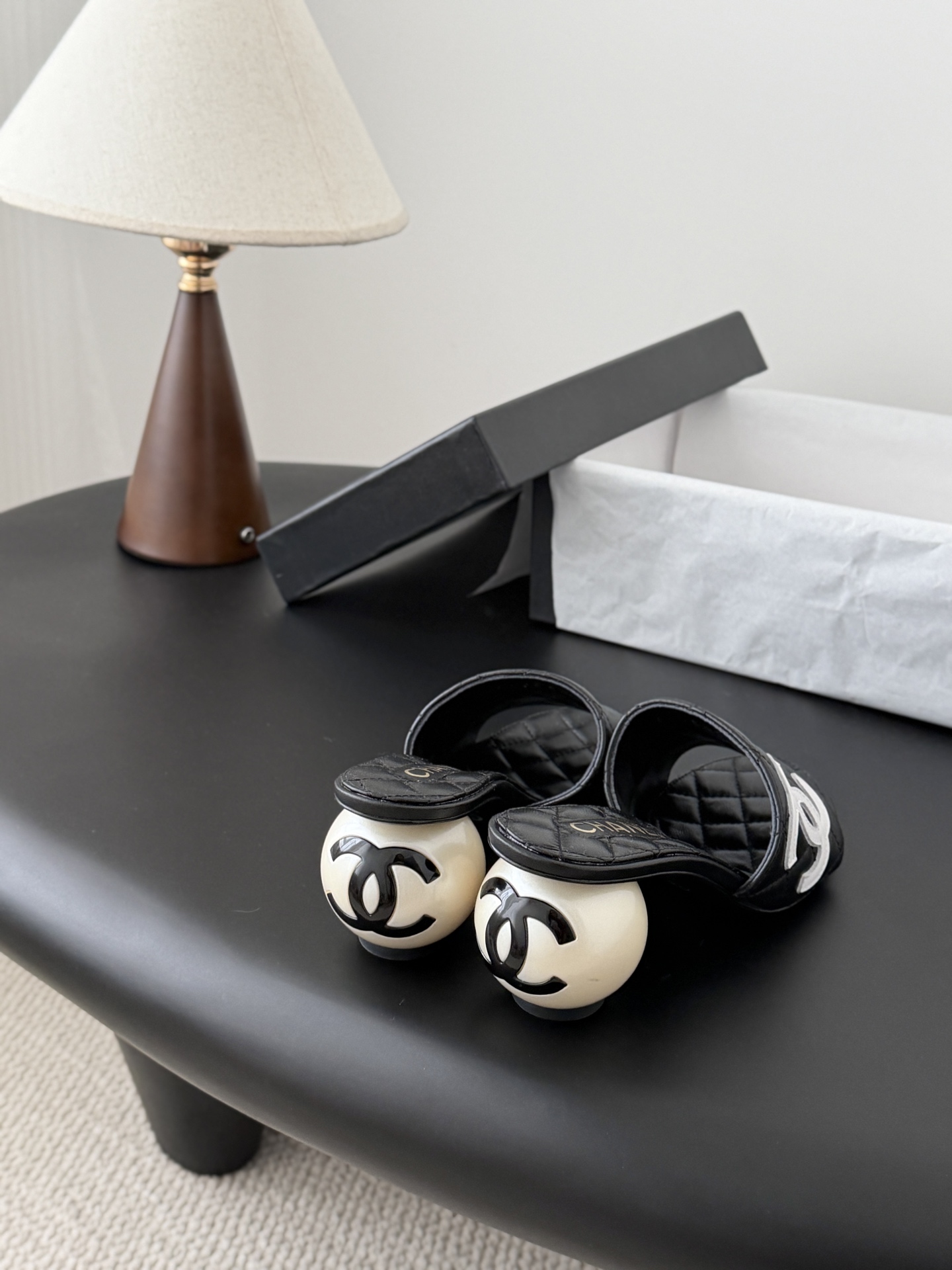 Chanel 26新款珍珠玛丽珍拖鞋皮料质感超好，上脚秀气～鞋面牛皮，内里羊皮，真皮大底！Size:35