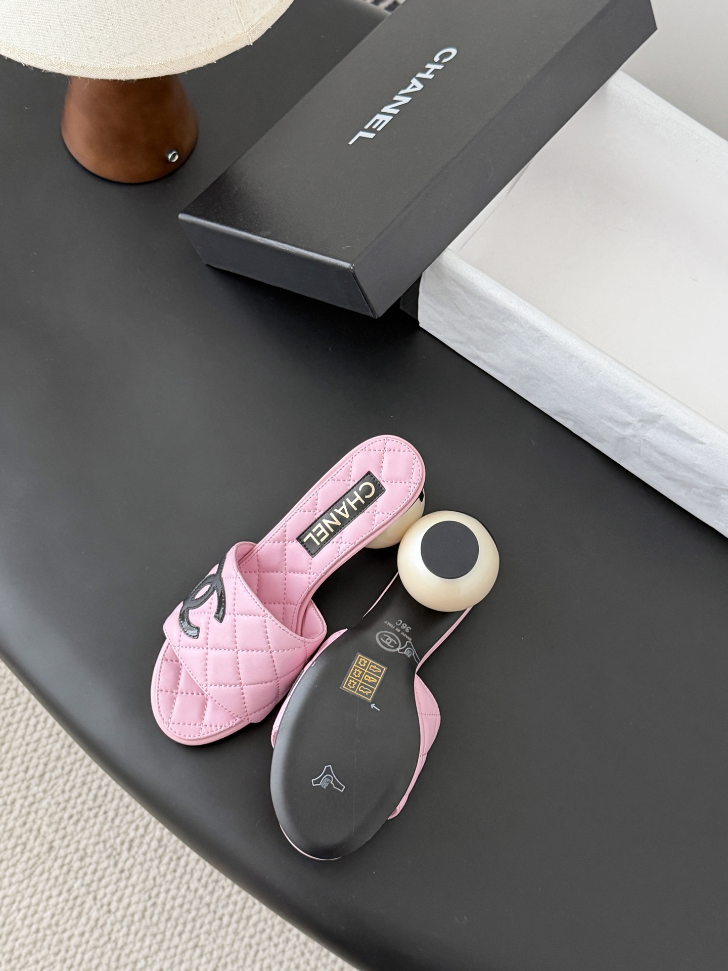 Chanel 26新款珍珠玛丽珍拖鞋皮料质感超好，上脚秀气～鞋面牛皮，内里羊皮，真皮大底！Size:35