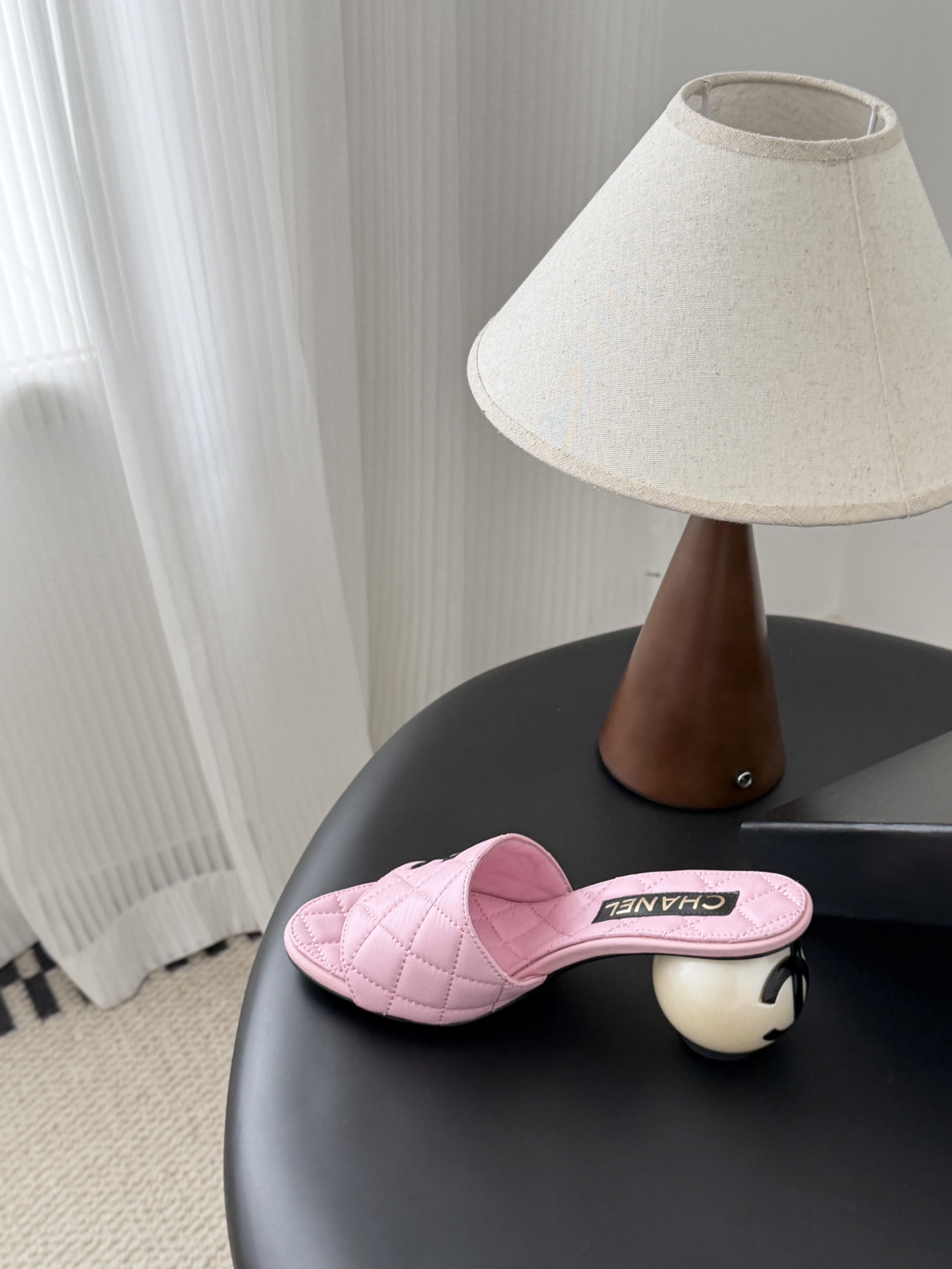 Chanel 26新款珍珠玛丽珍拖鞋皮料质感超好，上脚秀气～鞋面牛皮，内里羊皮，真皮大底！Size:35