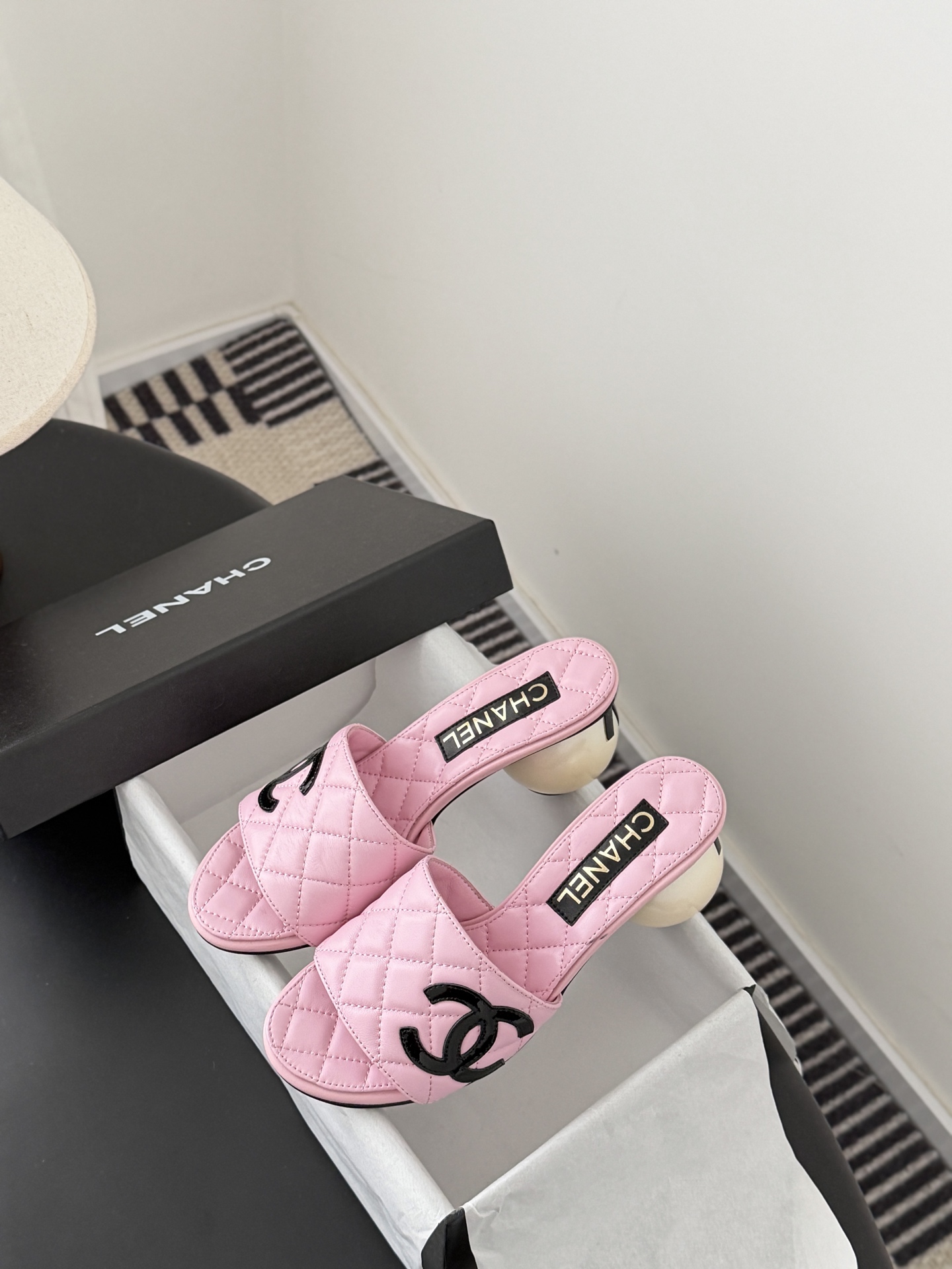 Chanel 26新款珍珠玛丽珍拖鞋皮料质感超好，上脚秀气～鞋面牛皮，内里羊皮，真皮大底！Size:35