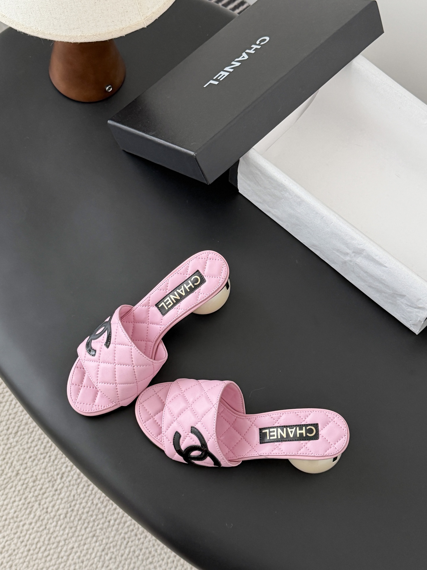 Chanel 26新款珍珠玛丽珍拖鞋皮料质感超好，上脚秀气～鞋面牛皮，内里羊皮，真皮大底！Size:35