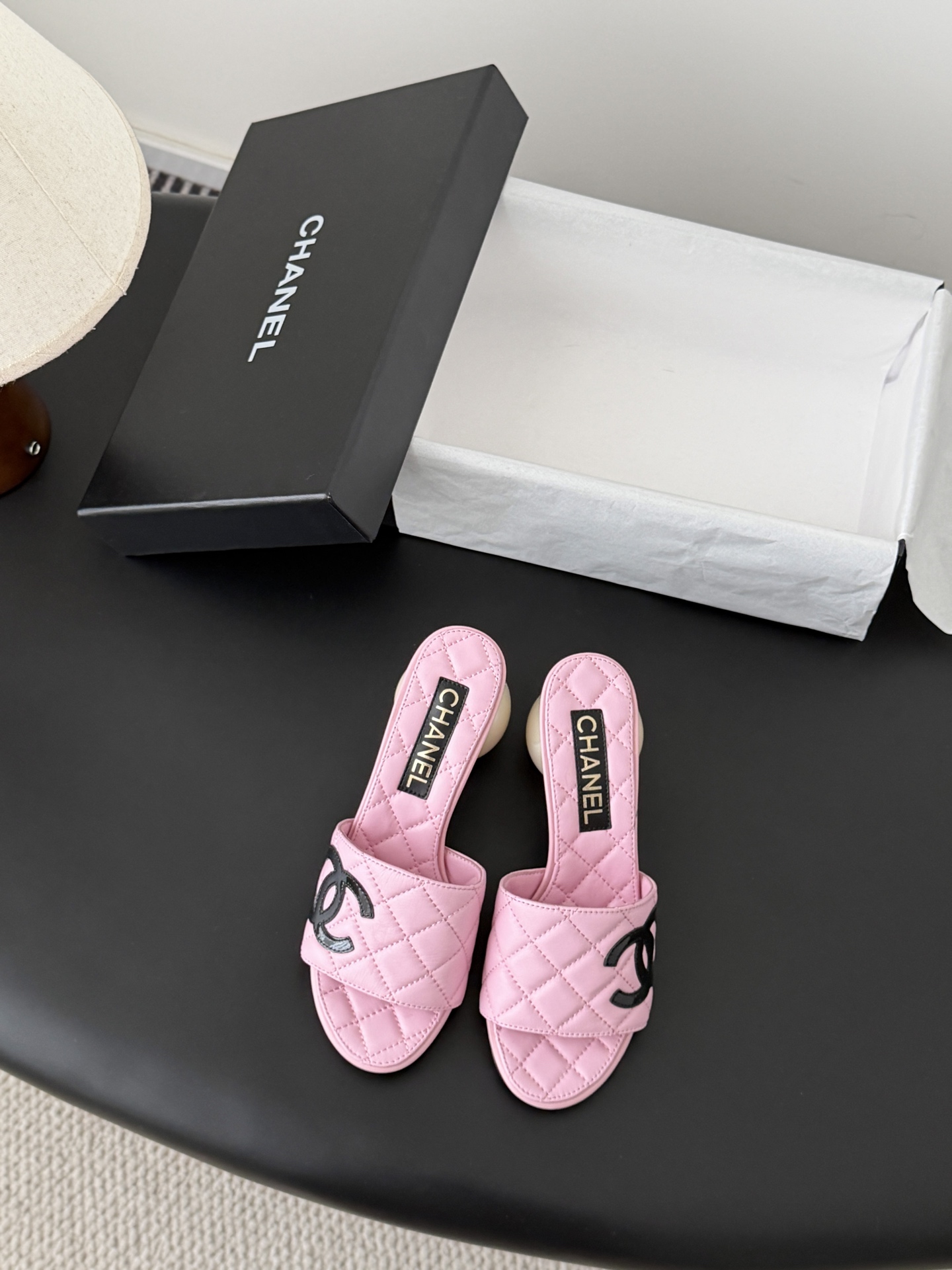 Chanel 26新款珍珠玛丽珍拖鞋皮料质感超好，上脚秀气～鞋面牛皮，内里羊皮，真皮大底！Size:35