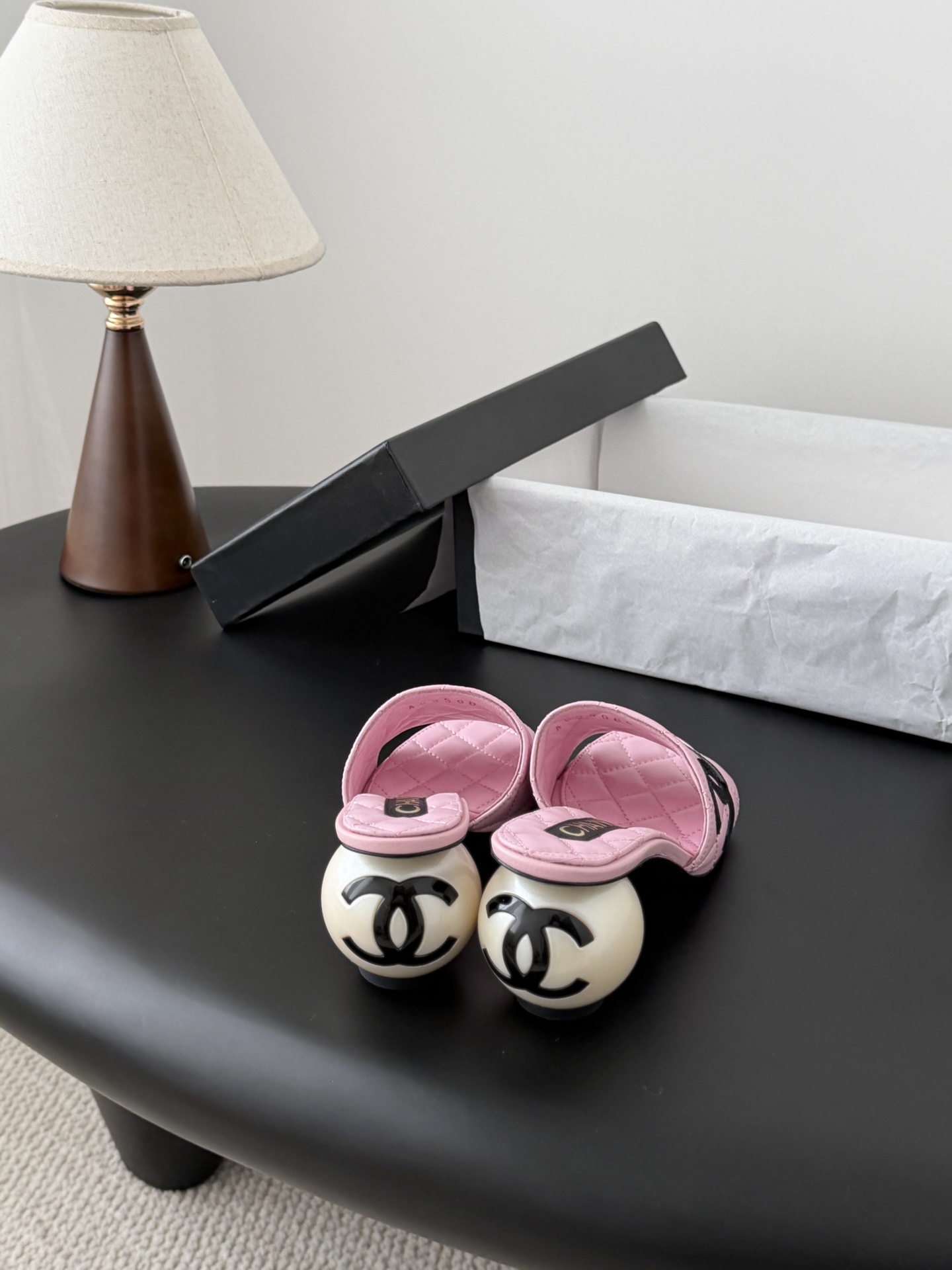 Chanel 26新款珍珠玛丽珍拖鞋皮料质感超好，上脚秀气～鞋面牛皮，内里羊皮，真皮大底！Size:35