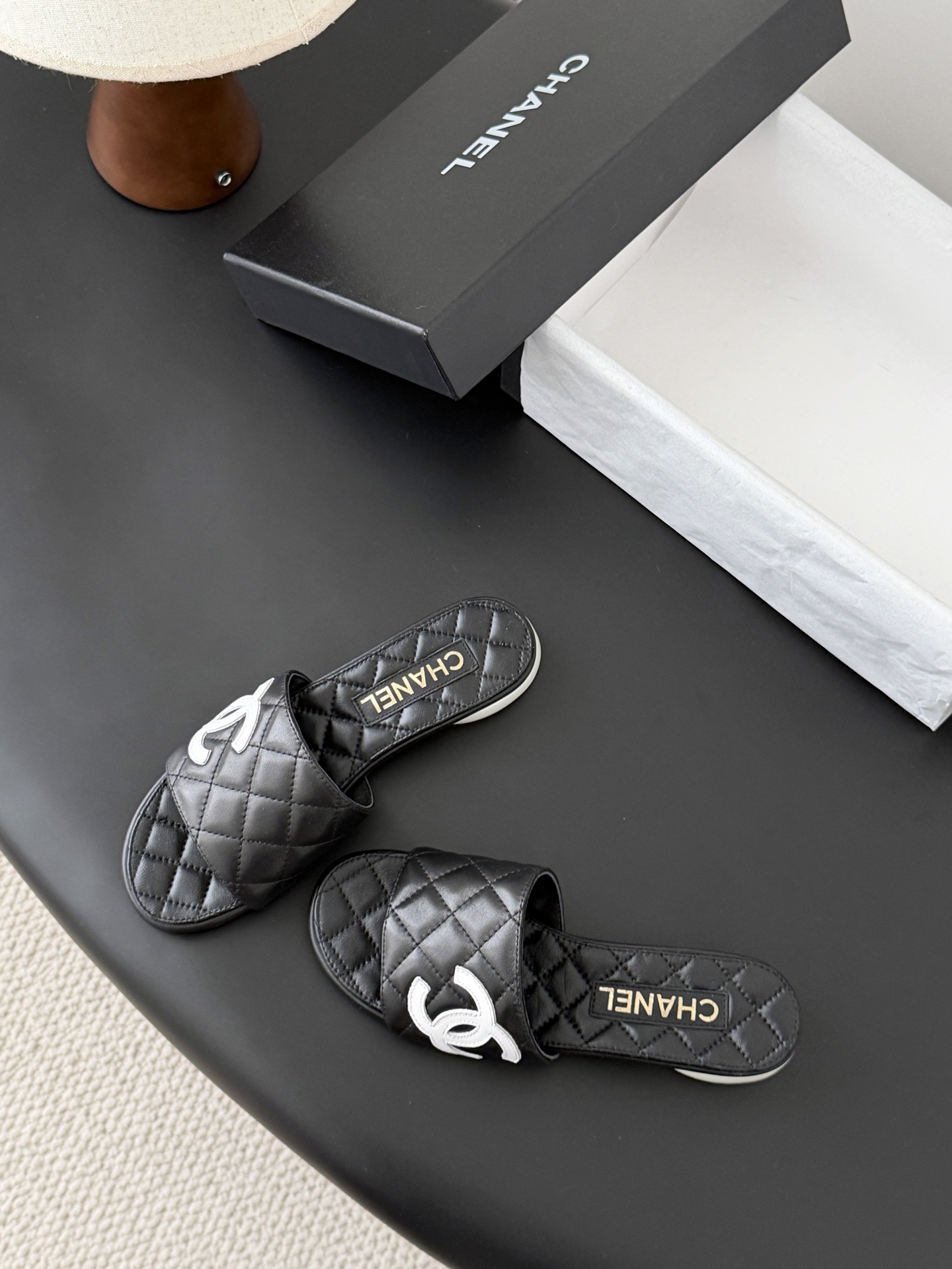 Chanel 26新款珍珠玛丽珍拖鞋皮料质感超好，上脚秀气～鞋面牛皮，内里羊皮，真皮大底！Size:35