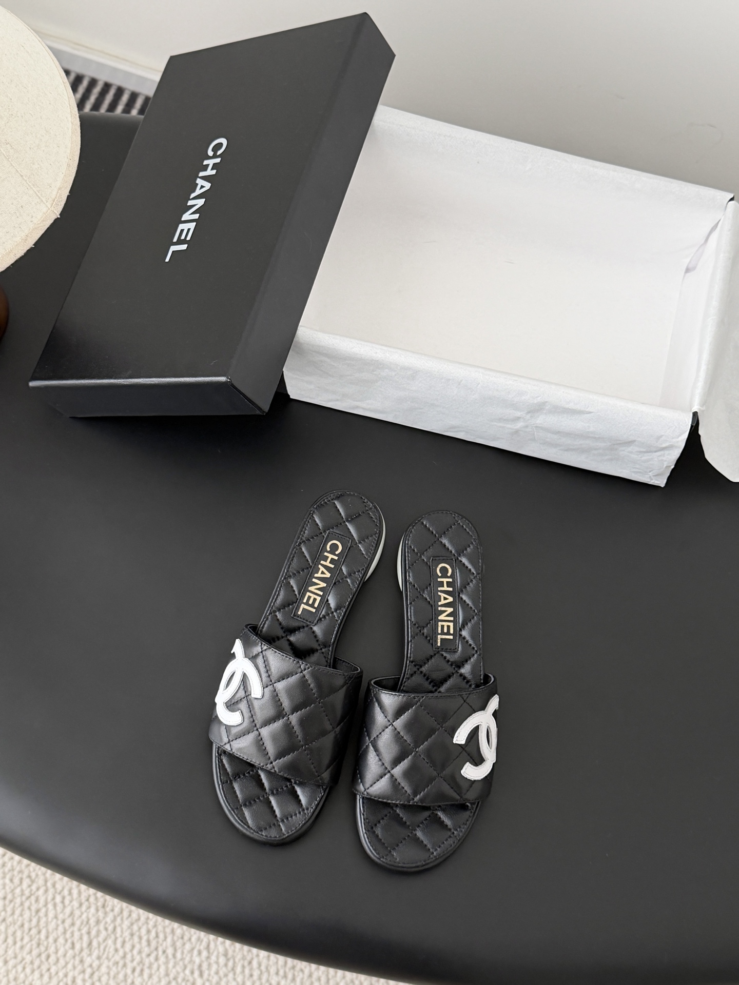 Chanel 26新款珍珠玛丽珍拖鞋皮料质感超好，上脚秀气～鞋面牛皮，内里羊皮，真皮大底！Size:35