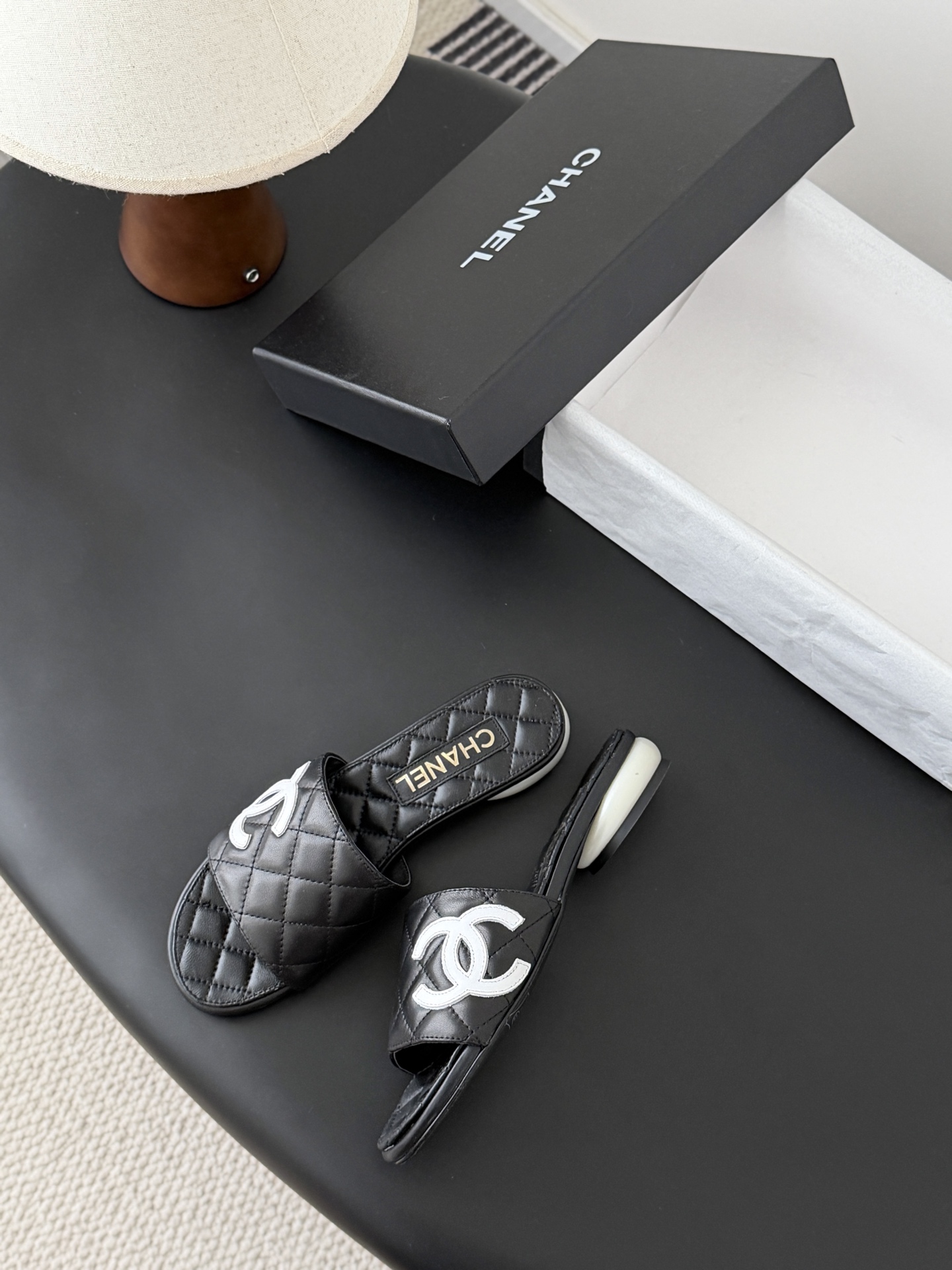 Chanel 26新款珍珠玛丽珍拖鞋皮料质感超好，上脚秀气～鞋面牛皮，内里羊皮，真皮大底！Size:35