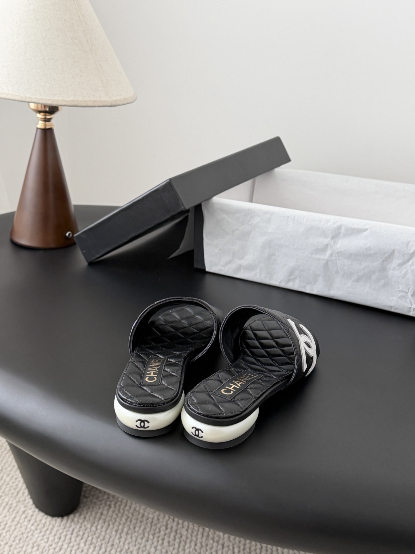 Chanel 26新款珍珠玛丽珍拖鞋皮料质感超好，上脚秀气～鞋面牛皮，内里羊皮，真皮大底！Size:35