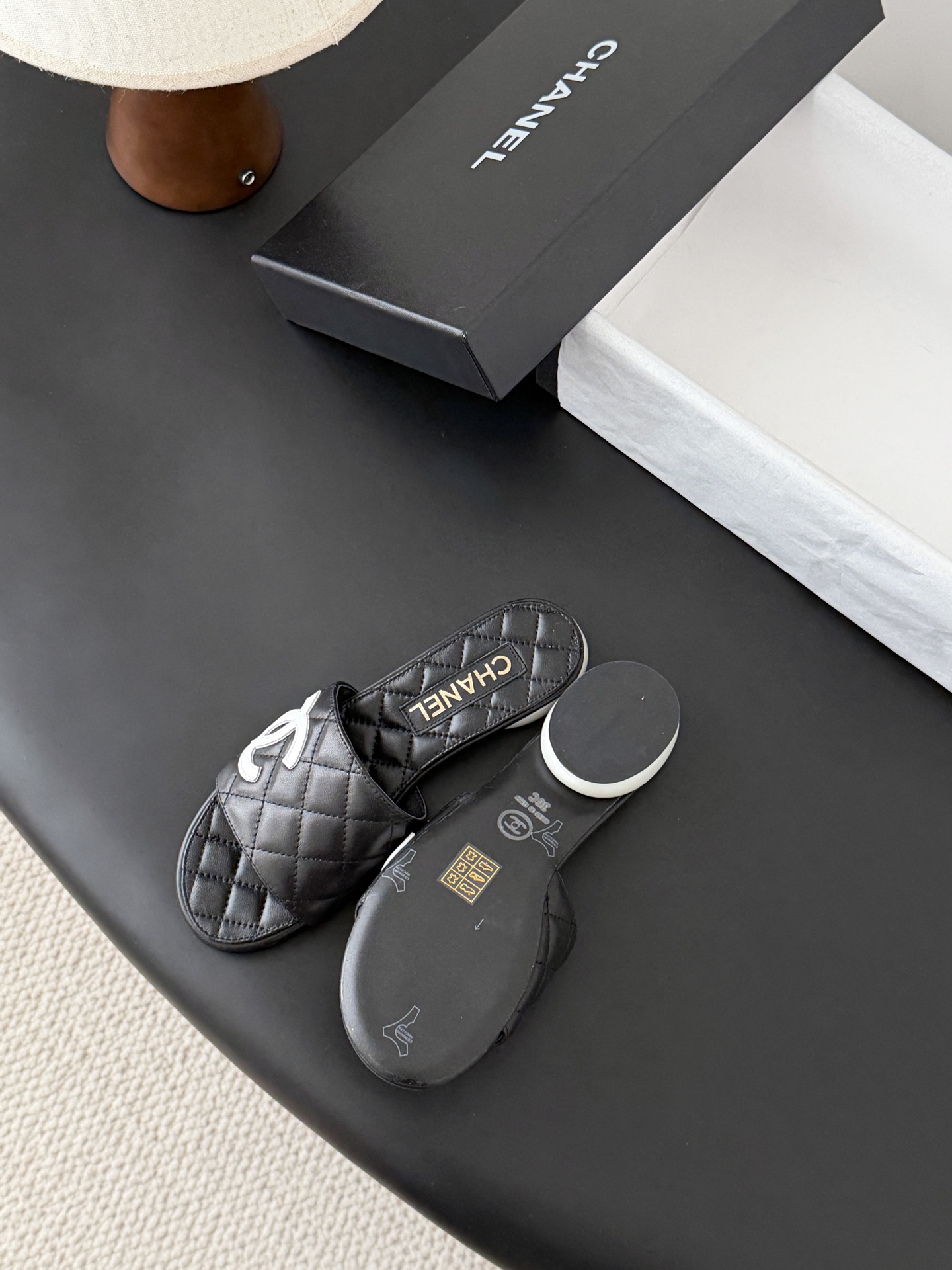 Chanel 26新款珍珠玛丽珍拖鞋皮料质感超好，上脚秀气～鞋面牛皮，内里羊皮，真皮大底！Size:35