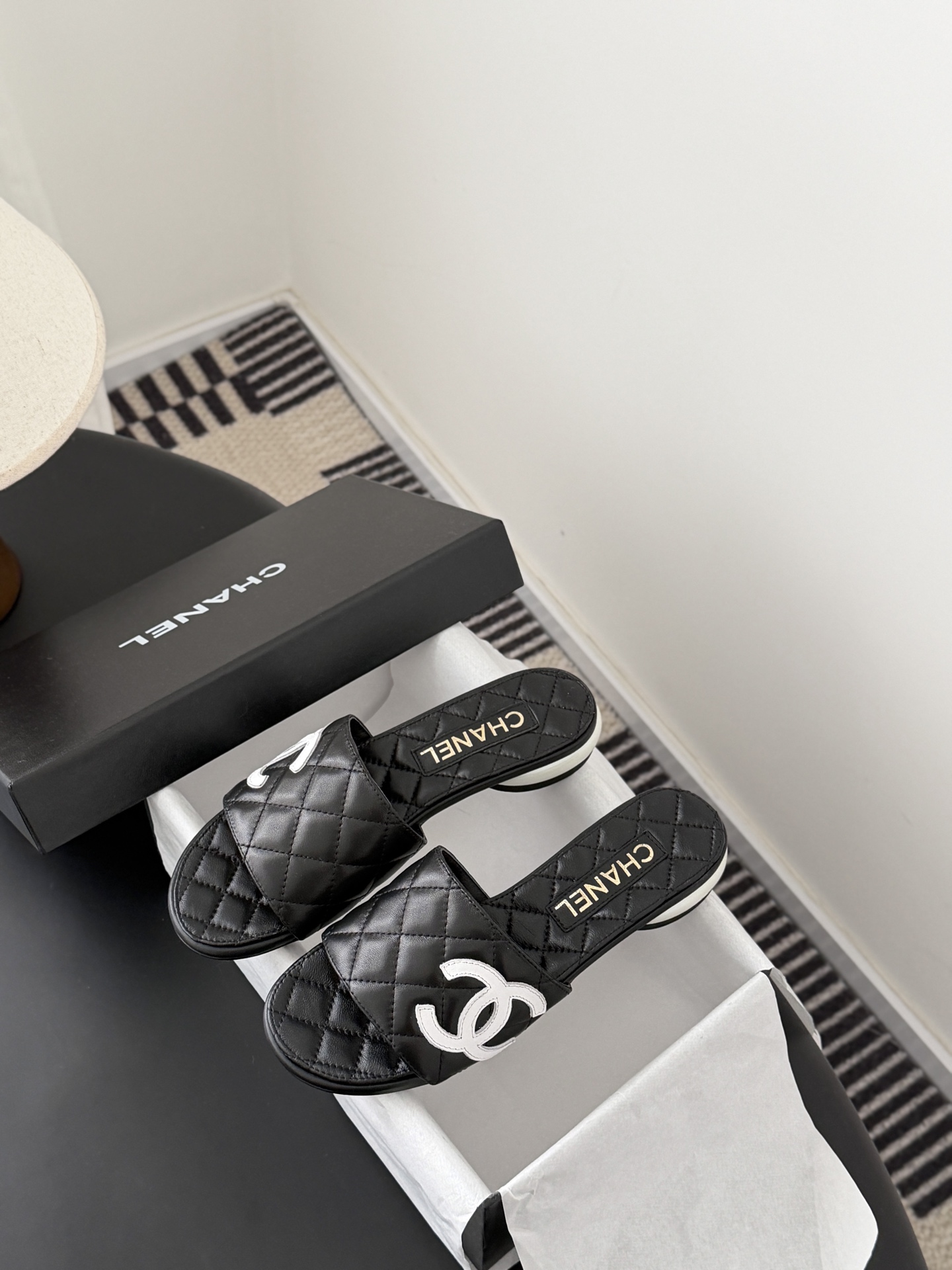 Chanel 26新款珍珠玛丽珍拖鞋皮料质感超好，上脚秀气～鞋面牛皮，内里羊皮，真皮大底！Size:35