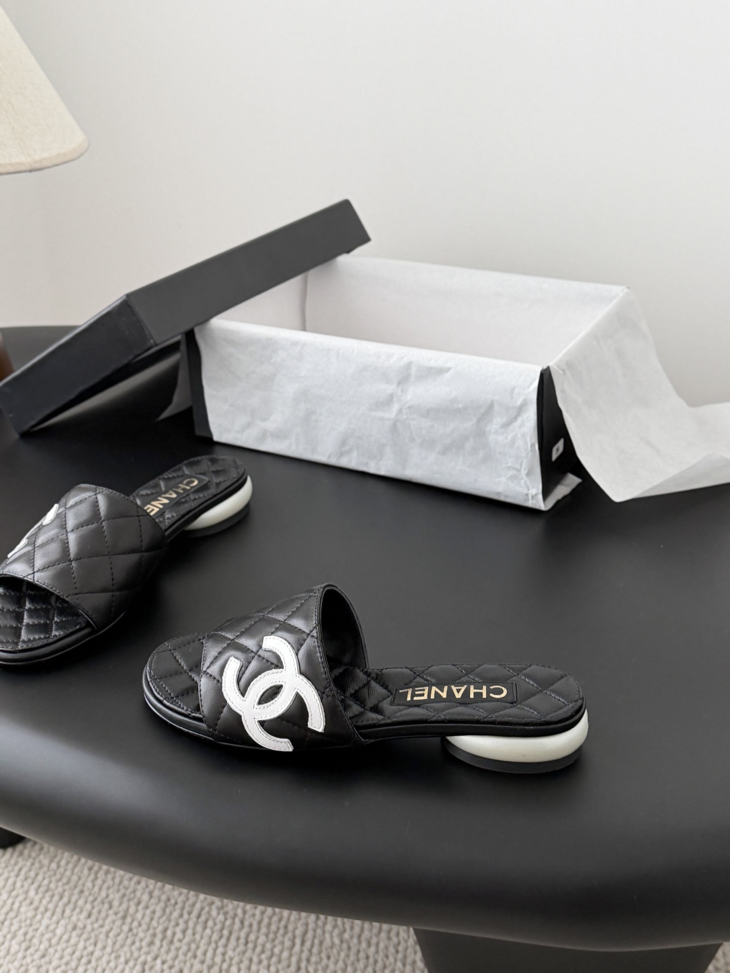 Chanel 26新款珍珠玛丽珍拖鞋皮料质感超好，上脚秀气～鞋面牛皮，内里羊皮，真皮大底！Size:35