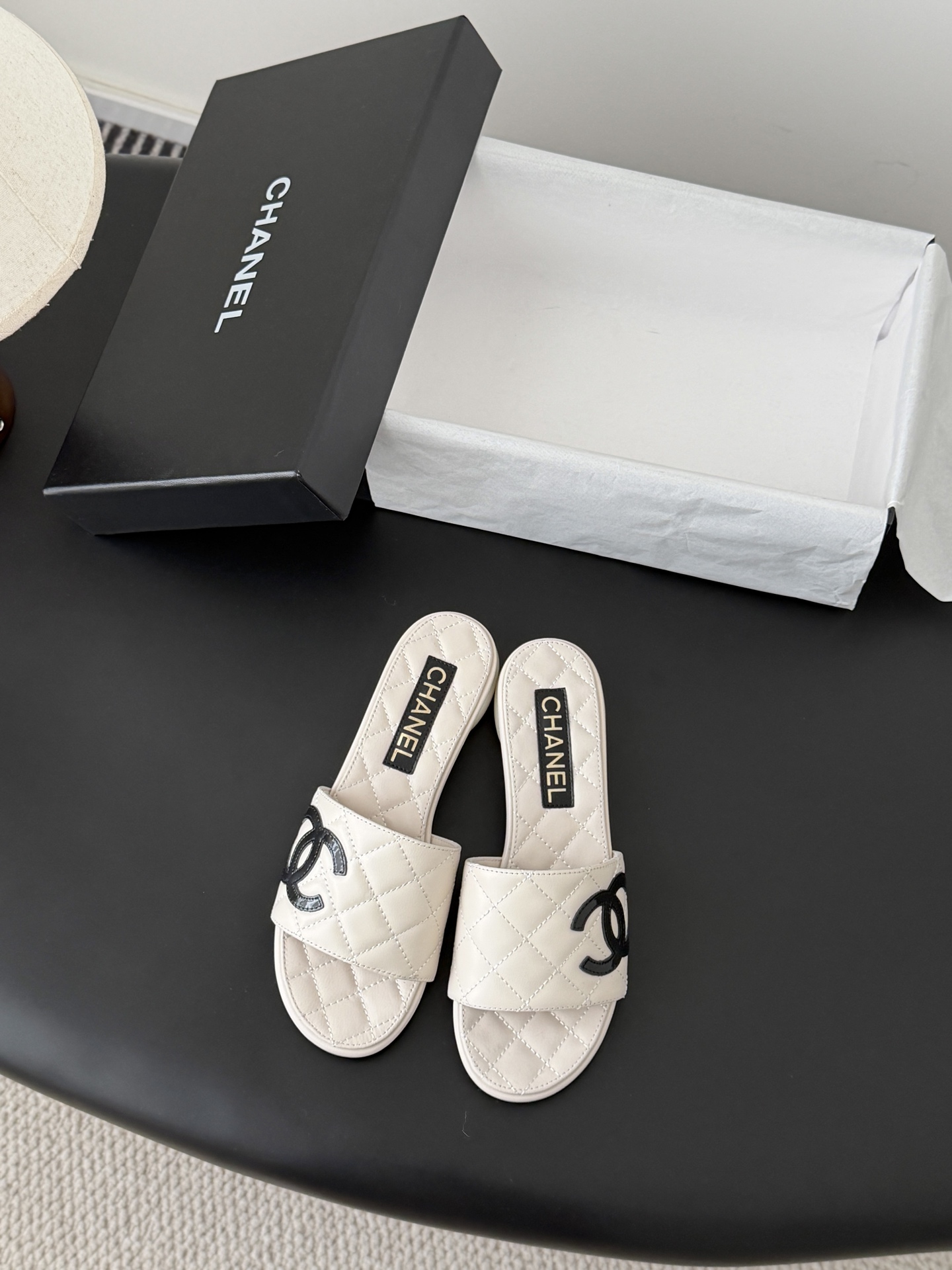 Chanel 26新款珍珠玛丽珍拖鞋皮料质感超好，上脚秀气～鞋面牛皮，内里羊皮，真皮大底！Size:35