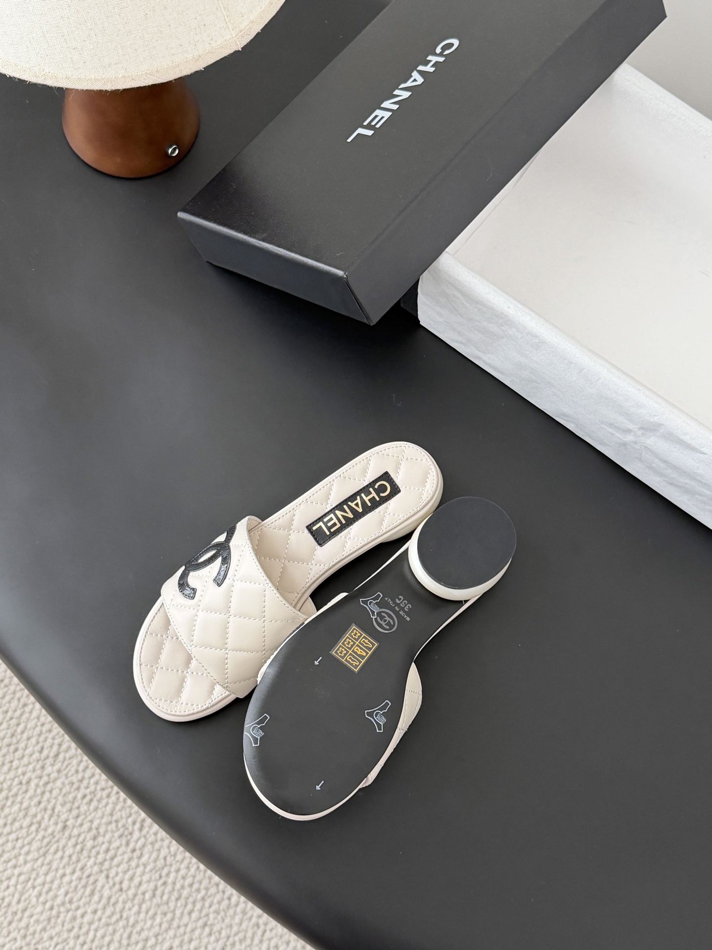 Chanel 26新款珍珠玛丽珍拖鞋皮料质感超好，上脚秀气～鞋面牛皮，内里羊皮，真皮大底！Size:35