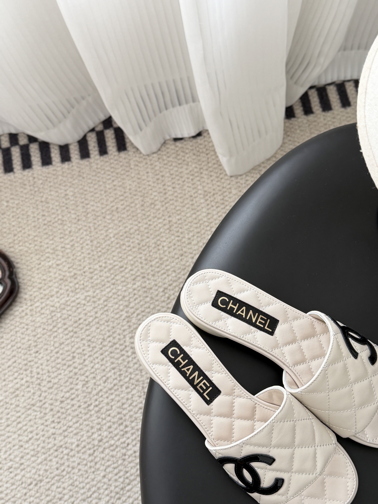 Chanel 26新款珍珠玛丽珍拖鞋皮料质感超好，上脚秀气～鞋面牛皮，内里羊皮，真皮大底！Size:35