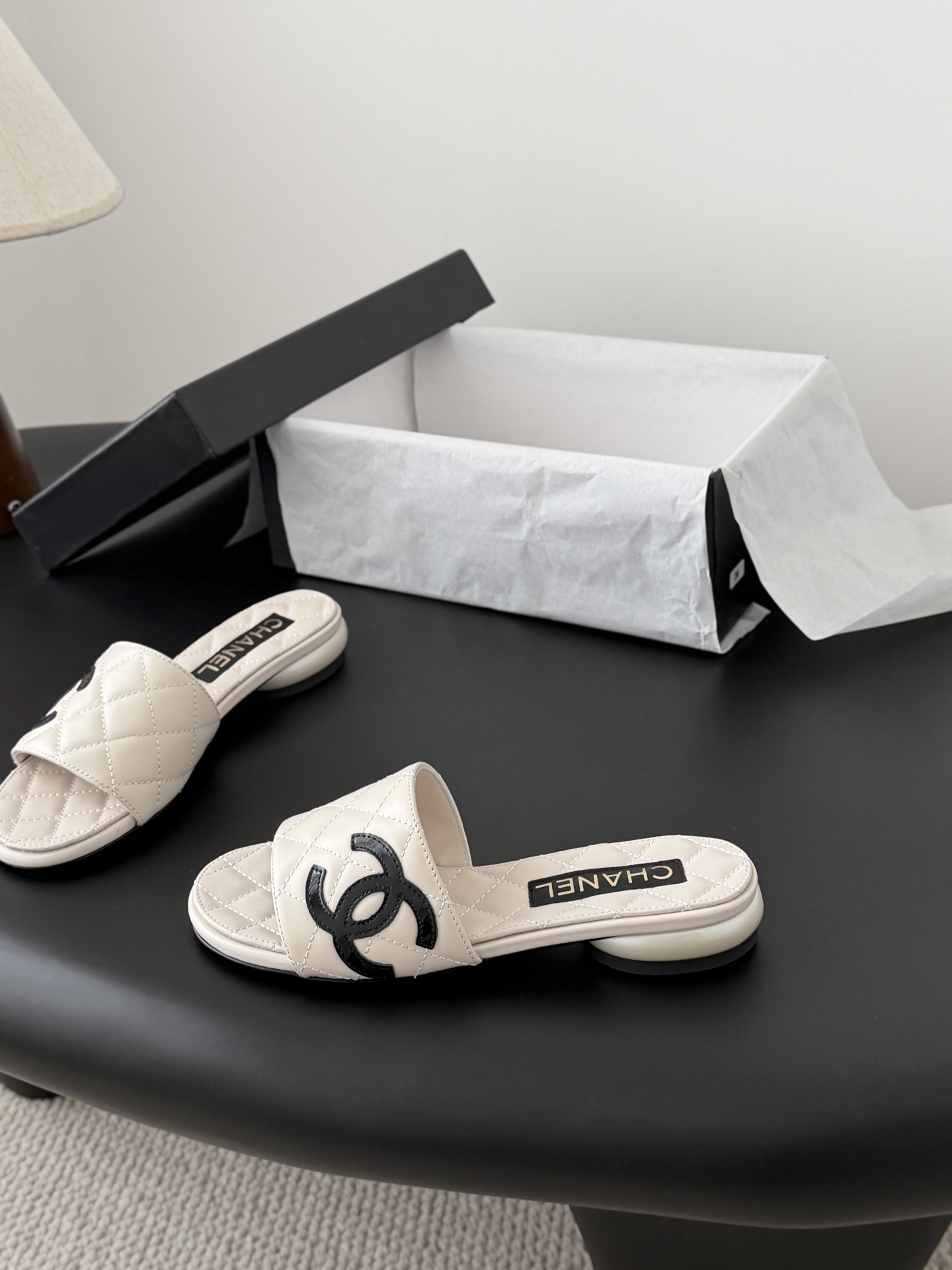 Chanel 26新款珍珠玛丽珍拖鞋皮料质感超好，上脚秀气～鞋面牛皮，内里羊皮，真皮大底！Size:35