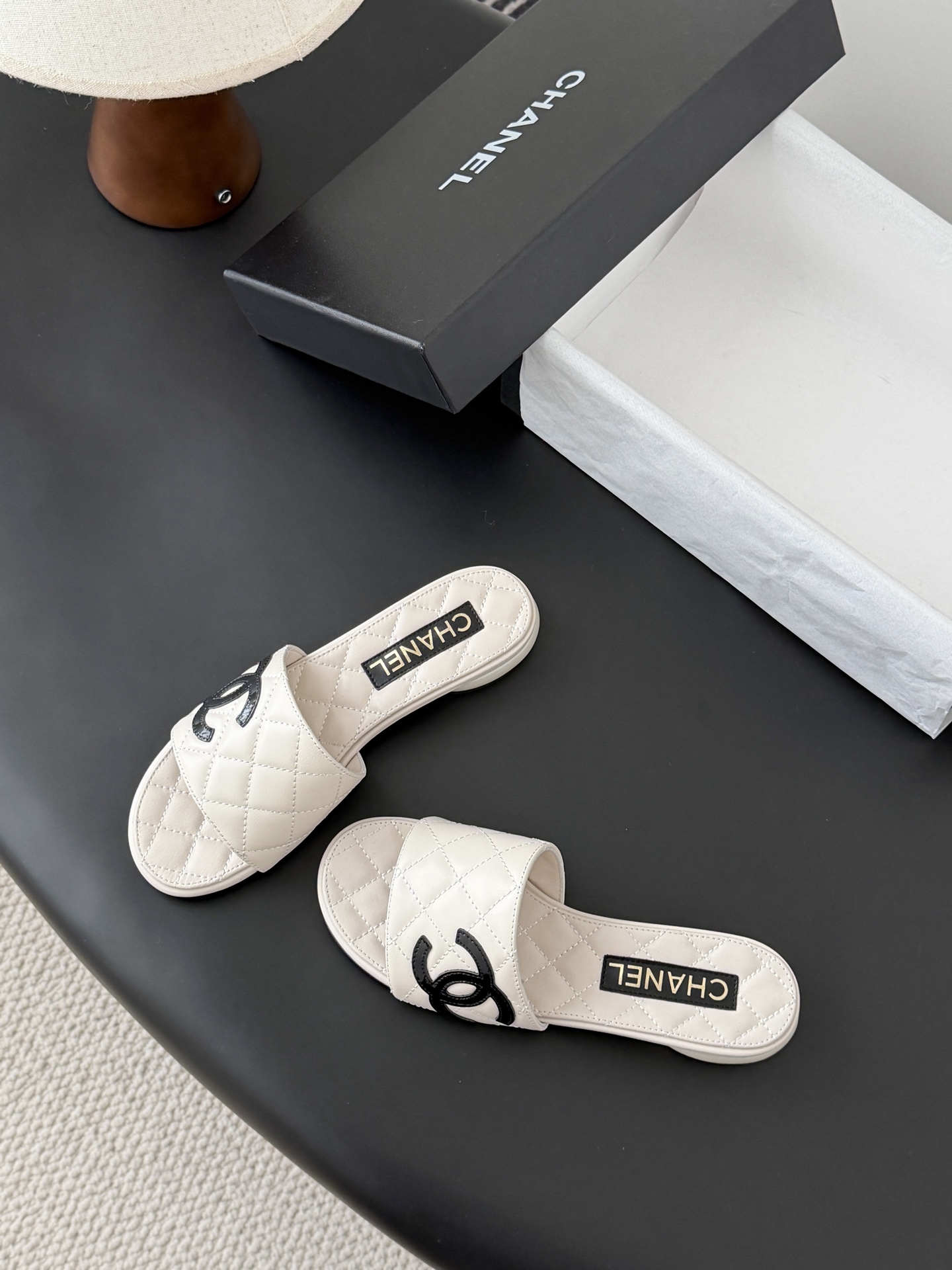 Chanel 26新款珍珠玛丽珍拖鞋皮料质感超好，上脚秀气～鞋面牛皮，内里羊皮，真皮大底！Size:35